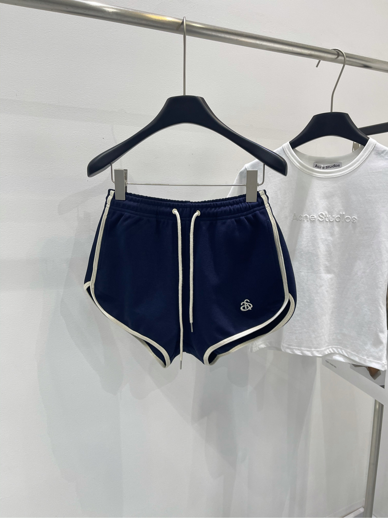 NO:314027,【Ann hidden blue and white edge webbing casual shorts fabric cotton blend, color hidden blue 25ss Retro contrast logo simple drawstring sports shorts Retro simple long-sleeved zipper top Contrast color set lapel zipper design Convenient inner wear, revealing fashionable style White and navy blue contrast color combination awakens the hot girl style in early spring Drawstring sports shorts in the same color perfectly connected, no need to worry about how to match, the addition of logo embroidery in the details improves the quality of the whole set of clothing, casual moments and sports occasions are impeccable, flat size S waist circumference 64 elasticity, hip circumference 98, trousers length 31 M waist circumference 68 elasticity, hip circumference 102, trousers length 32 L waist circumference 72 elasticity, hip circumference 106, trousers length 33 Manual measurement will have 2~3cm errors within the normal range, shorts, alexander wang19860909【Ann藏蓝白边织带休闲短裤面料棉混纺 颜色藏蓝 25ss 复古撞色logo简约抽绳运动短裤 复古简约长袖拉链上衣 撞色套装翻领拉链设计 便利内搭,展露时尚风采 白色与藏青撞色搭配唤醒早春的辣妹风尚 同色系抽绳运动短裤 完美衔接,无需纠结如何搭配 细节处徽标logo刺绣的加入 提升了整套服装的品质感 休闲时刻、运动场合,都无可挑剔 平铺尺码 S腰围64弹力,臀围98,裤长31 M腰围68弹力,臀围102,裤长32 L腰围72弹力,臀围106,裤长33 手工测量会有2~3cm误差属于正常范围,,shorts,alexander wang,Women's clothing