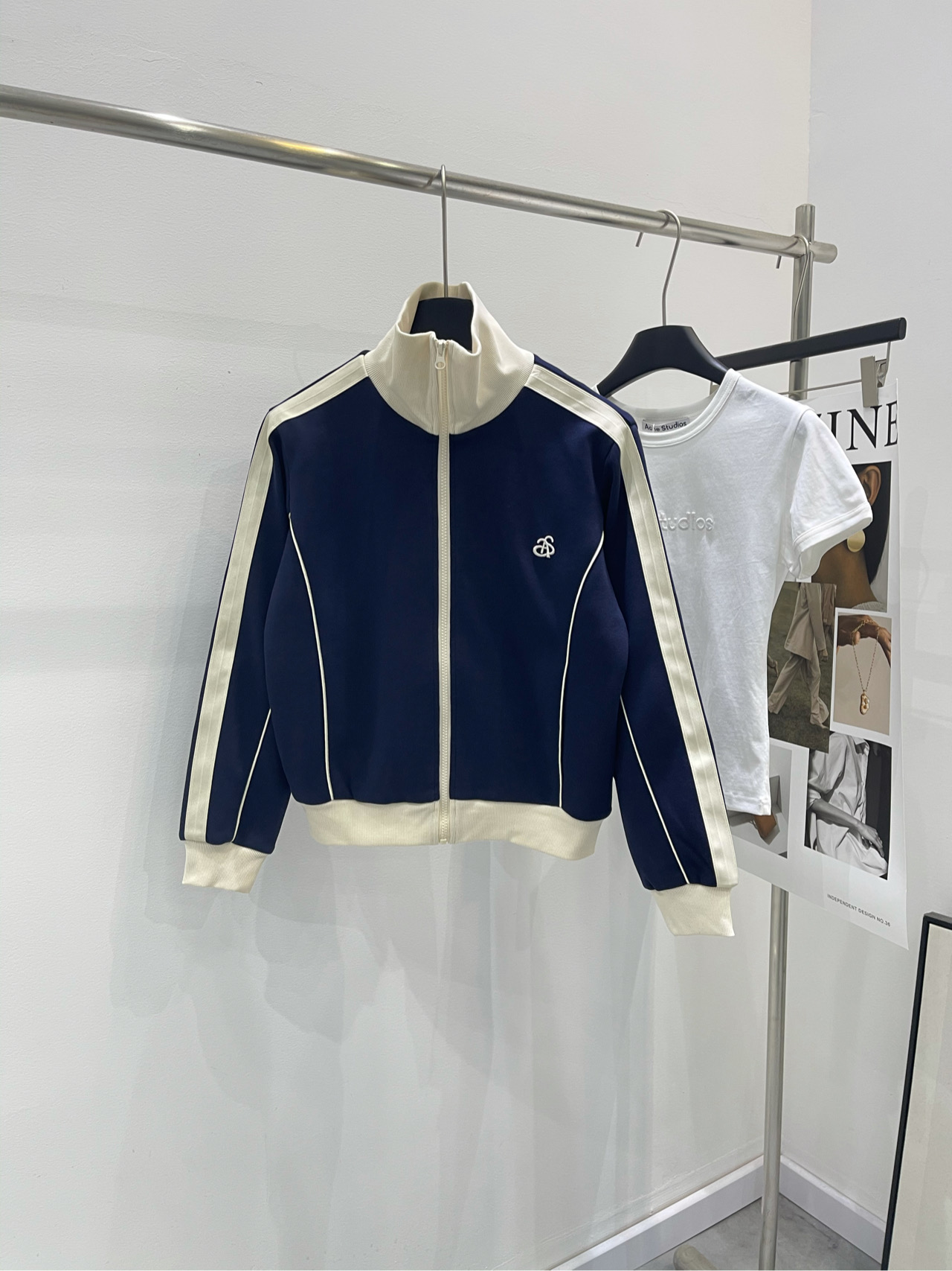 NO:314029,Ann Hidden Blue and White-edged Zipper Sports Jacket】Fabric cotton blend, color hidden blue 25ss Retro contrasting color logo simple zipper sports jacket, Retro simple long-sleeved zipper top Contrast color set lapel zipper design Convenient inner wear, revealing fashionable style White and navy blue contrasting color combination awakens the hot girl style in early spring Drawstring sports shorts in the same color perfectly connected, no need to worry about how to match, the addition of logo embroidery in the details improves the quality of the whole set of clothing, casual moments and sports occasions, impeccable. Flat size S shoulder width 40, bust 104, 51, sleeve length 55 M shoulder width 41, bust 108, 52, sleeve length 56 L shoulder width 42, bust 112, 53, sleeve length 57 Manual measurement will have 2~3cm errors within the normal range, shorts, jackets  & coats,alexander wang19860909Ann藏蓝白边拉链运动外套】面料棉混纺 颜色藏蓝 25ss 复古撞色logo简约拉链运动外套 复古简约长袖拉链上衣 撞色套装翻领拉链设计 便利内搭,展露时尚风采 白色与藏青撞色搭配唤醒早春的辣妹风尚 同色系抽绳运动短裤 完美衔接,无需纠结如何搭配 细节处徽标logo刺绣的加入 提升了整套服装的品质感 休闲时刻、运动场合,都无可挑剔 平铺尺码 S肩宽40,胸围104,衣长51,袖长55 M肩宽41,胸围108,衣长52,袖长56 L肩宽42,胸围112,衣长53,袖长57 手工测量会有2~3cm误差属于正常范围,,shorts,jackets & coats,alexander wang,Women's clothing