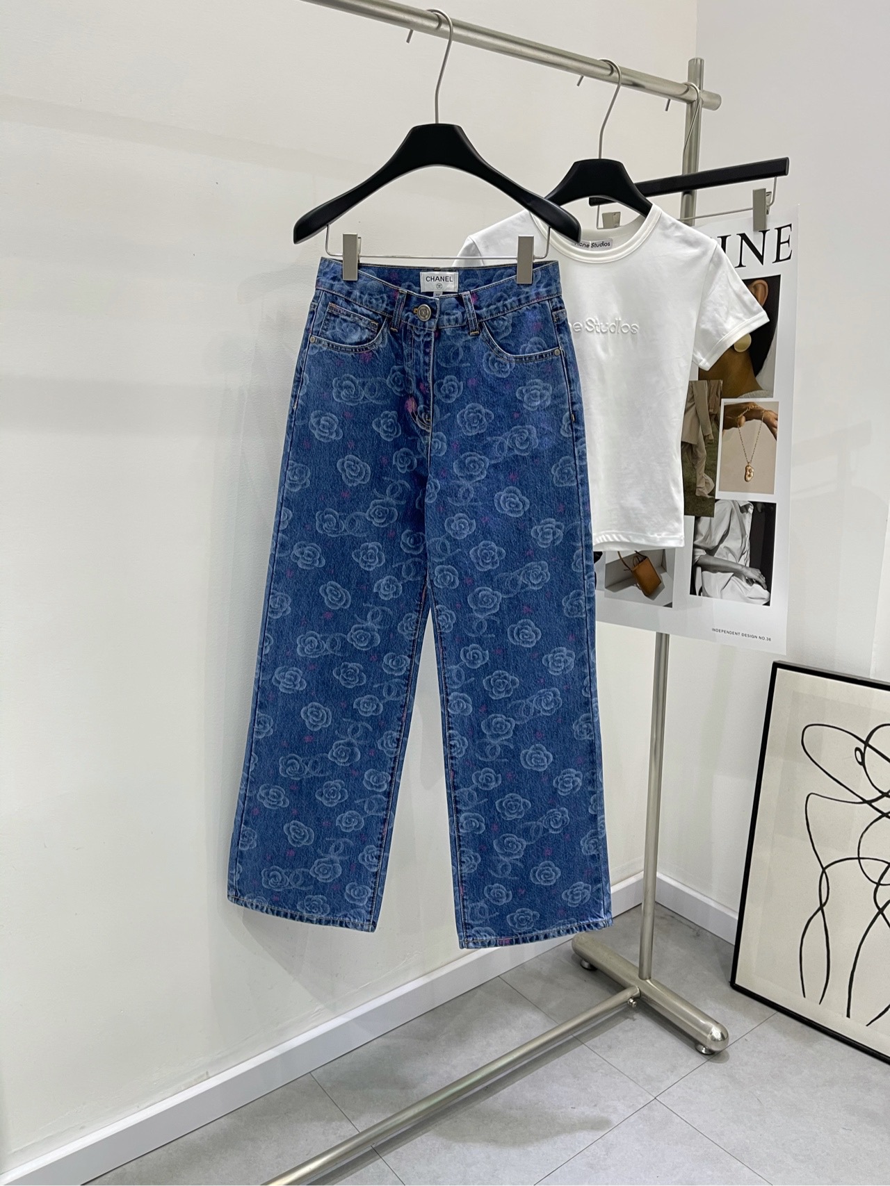 NO:315420,[Xiaoxiang Blue Camellia Denim Trousers], fabric denim cotton, dark blue, small Camellia Denim Trousers, fashionable girls, with the footsteps of early spring, it is time to add a touch of newness to your wardrobe!  The design of these jeans is amazing!  The elements of camellia are cleverly integrated into it, making the overall look both retro and fashionable. The straight tailoring design perfectly modify the leg shape. Whether it is O-shaped legs or X-shaped legs, it can be easily controlled, and the effect of hiding the flesh and making it look slimming is perfect!  Flat size S (36) waist circumference 68, hip circumference 96, trouser length 106 M (38) waist circumference 72, hip circumference 100, trouser length 107 L (40) waist circumference 76, hip circumference 104, trouser length 108 Manual measurement will have 2~3cm errors within the normal range, ,jeans,alexander wang19860909【小香蓝色山茶花牛仔长裤】 ,面料牛仔棉 颜色深蓝 小香山茶花牛仔裤,时髦妹子 随着早春的脚步悄然而至 是时候为你的衣橱添上一抹新意啦！ 这款牛仔裤的设计简直绝了！ 山茶花的元素巧妙地融入其中 让整体看起来既复古又时髦 直筒的剪裁设计,完美修饰腿型 无论是O型腿还是X型腿 都能轻松驾驭,藏肉显瘦效果满分！ 平铺尺码 S（36）腰围68,臀围96,裤长106 M（38）腰围72,臀围100,裤长107 L（40）腰围76,臀围104,裤长108 手工测量会有2~3cm误差属于正常范围,,jeans,alexander wang,Women's clothing