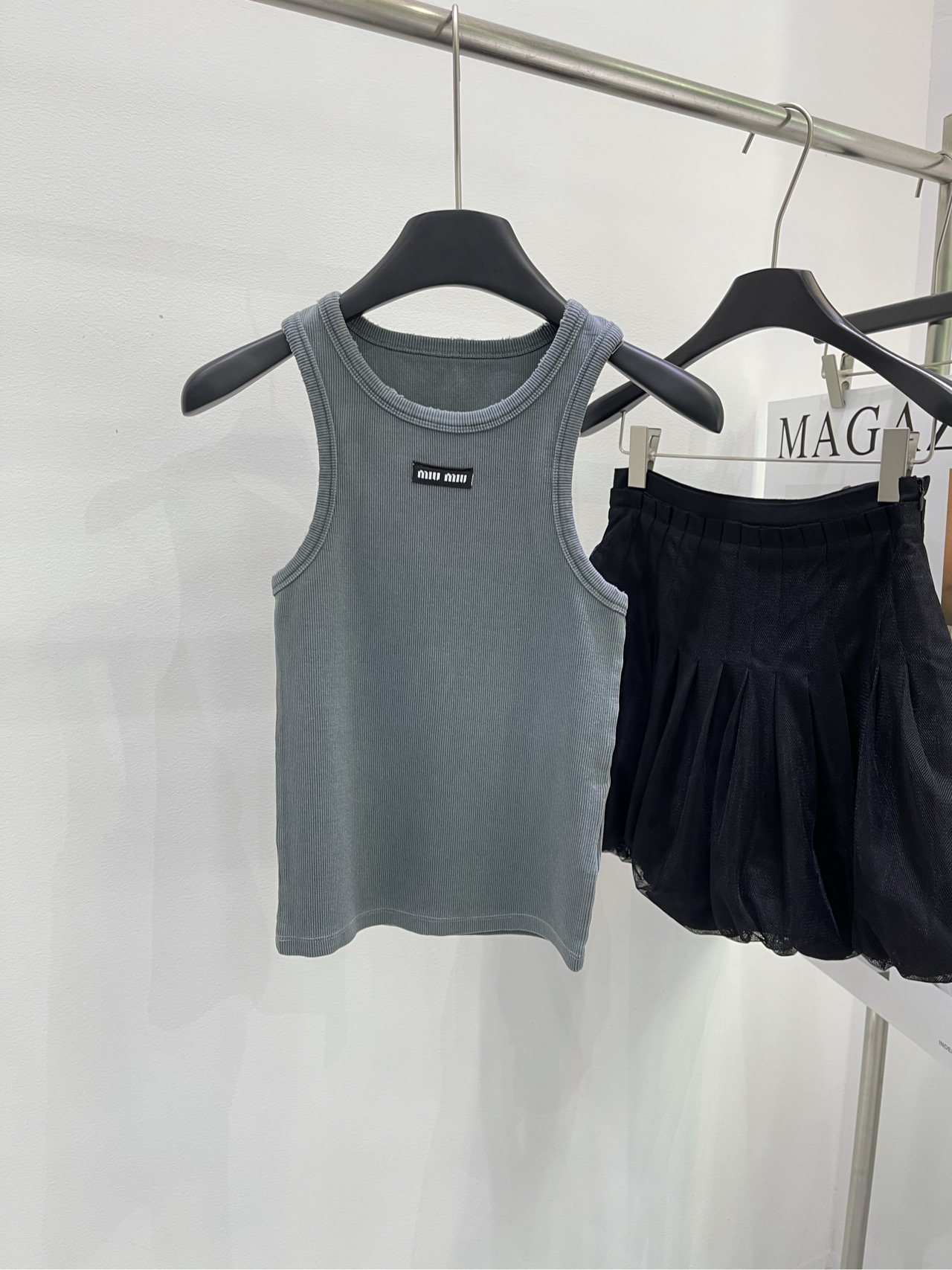 NO:315431,【M gray-green black-label elastic vest】Fabric elastic cotton, color gray-green, a very universal vest, heavy craftsmanship, but it won't give people a feeling of complexity, unlimited style, cool and fashionable, light and comfortable, functional outfit, the kind that can change the style by changing personal matching, the base is very good to wear, slim fit style, neckline is used to treat ripped holes, flat size S shoulder width 25, bust 58 elastic, 50 M shoulder width 26, bust 62 elastic, 51 L shoulder width 27, bust 66 elastic, 52 Manual measurement will have 2~3cm errors within the normal range, alexander wang19860909【M灰绿色黑标弹力小背心】 面料弹力棉 颜色灰绿色 很万能的一件背心 重工艺,但又不会给人太繁复的感觉 风格无限,又酷又时髦,轻薄舒适 机能感穿搭 属于换个人搭配就能换种风格的那种 打底单穿都很好看 修身版型,领口做旧破洞处理 平铺尺码 S肩宽25,胸围58弹力,衣长50 M肩宽26,胸围62弹力,衣长51 L肩宽27,胸围66弹力,衣长52 手工测量会有2~3cm误差属于正常范围,,alexander wang,Women's clothing