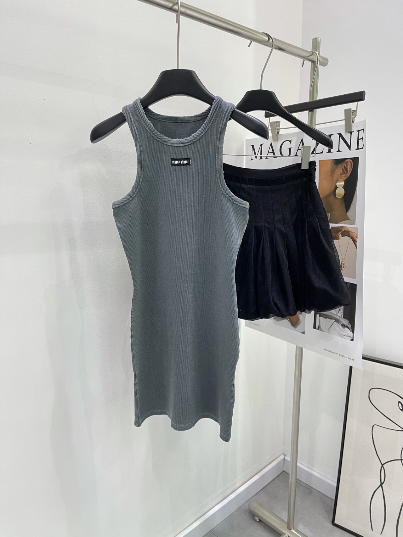 NO:315425,【M gray-green black-label elastic vest skirt】 Fabric elastic cotton, color gray-green, a very universal vest skirt, heavy craftsmanship, but it won't give people a feeling of complexity, unlimited style, cool and fashionable, light and comfortable, functional outfit, the kind that can change the style by changing personal matching, the base is very good to wear, slim fit style, neckline is used to treat ripped holes, flat size S shoulder width 24, bust 68 elastic, skirt length 79 M shoulder width 25, bust 72 elastic, skirt length 80 L shoulder width 26, bust 76 elastic, clothes length 81 manual measurement will have 2~3cm errors within the normal range, skirt, skirt19860909【M灰绿色黑标弹力背心裙】 面料弹力棉 颜色灰绿色 很万能的一件背心裙 重工艺,但又不会给人太繁复的感觉 风格无限,又酷又时髦,轻薄舒适 机能感穿搭 属于换个人搭配就能换种风格的那种 打底单穿都很好看 修身版型,领口做旧破洞处理 平铺尺码 S肩宽24,胸围68弹力,裙长79 M肩宽25,胸围72弹力,裙长80 L肩宽26,胸围76弹力,衣长81 手工测量会有2~3cm误差属于正常范围,,skirts,alexander wang,Women's clothing