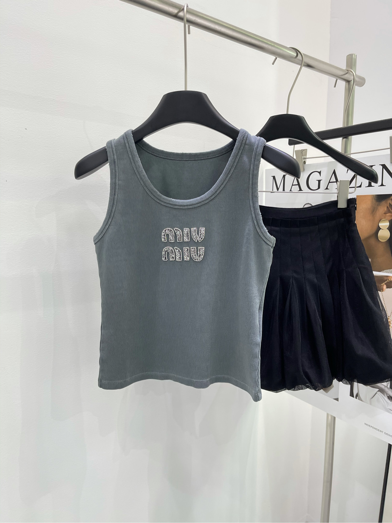 NO:315996,【M gray-green nail drill small back, elastic cotton fabric color gray-green ~ New product rhinestone letter vest Heavy industry nail beads are full of luxury Elastic knitted fabric Can be baseable to wear alone Miu series Qianjin style Recommended to buy Flat size S shoulder width 27, bust 72 elastic, garment length 47 M shoulder width 28, bust 76 elastic, garment length 48 L shoulder width 29, bust 80 elastic, garment length 49 Manual measurement will have 2~3cm errors within the normal range, miumiu, alexander wang19860909【M灰绿色钉钻小背,面料弹力棉 颜色灰绿色 ～新品水钻字母背心 重工钉珠奢华感满满 弹力针织面料 可打底可单穿 miu系千金风 推荐入手 平铺尺码 S肩宽27,胸围72弹力,衣长47 M肩宽28,胸围76弹力,衣长48 L肩宽29,胸围80弹力,衣长49 手工测量会有2~3cm误差属于正常范围,,miumiu,alexander wang,Women's clothing