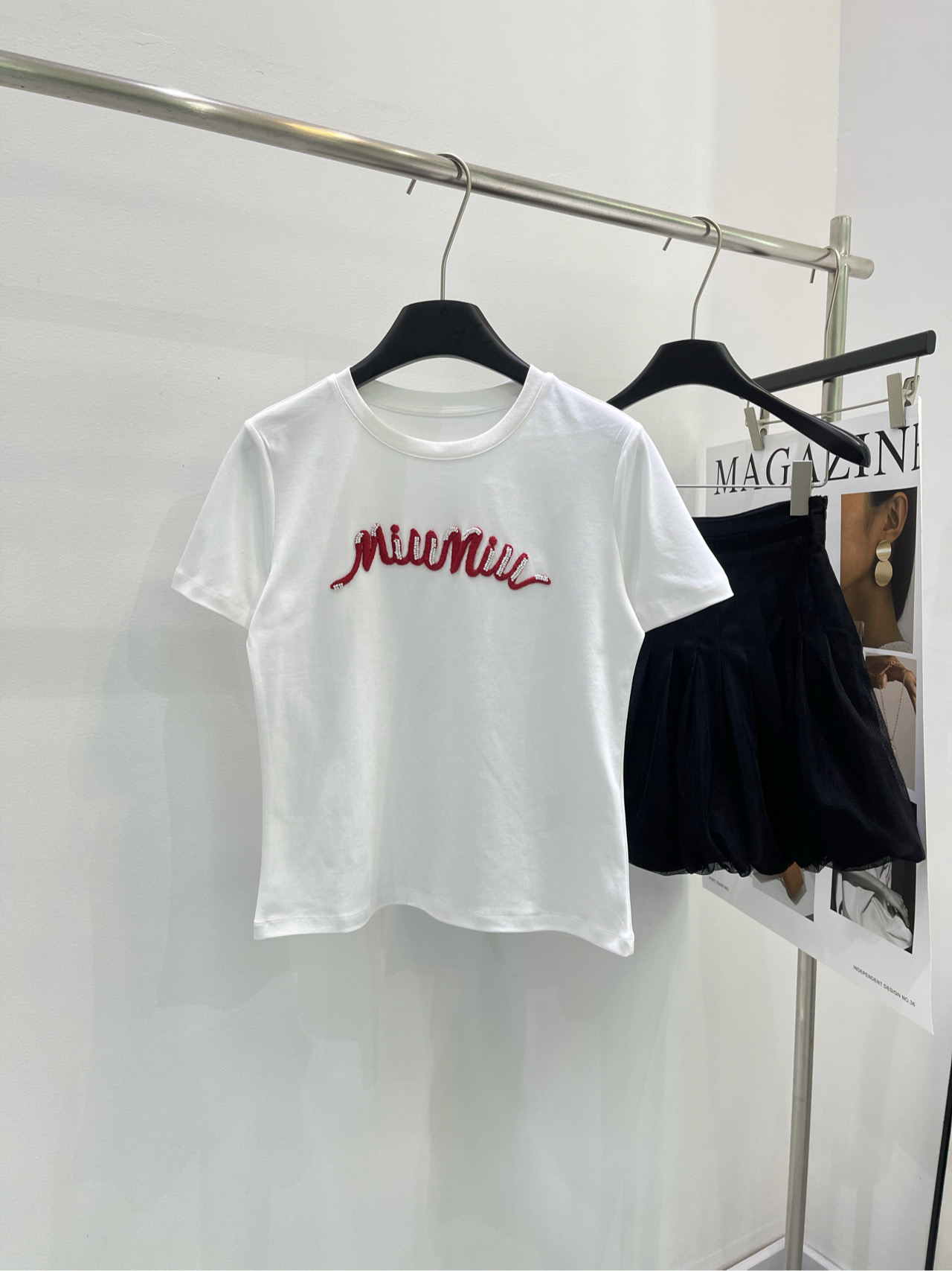 NO:316000,【M Red Embroidery Art Letter Short Sleeve T】Fabric cotton, color white, Mi* Early Spring New Style is coming!  Letter beaded T-shirt. Little fairies, today I will give you a super beautiful new T-shirt for early spring!  Letter beaded round neck short-sleeved T-shirt!  The color of this T-shirt is really amazing!  Put it on, the skin tone will immediately brighten up and make the whitening effect very good!  Moreover, the embroidered letters and beads on it are simply too exquisite, and the blingbling's shiny heart is full of girlish hearts!  Whether you match it with jeans or skirts, you can easily control it, and it will be very fashionable when you match it casually!  Walking on the street, you are the most beautiful baby!  Flat size S shoulder width 39, bust 92, garment length 54, sleeve length 19 M shoulder width 40, bust 96, garment length 55, sleeve length 20 L shoulder width 41, bust 100, garment length 56, sleeve length 21 Manual measurement will have 2 to 3cm errors within the normal range, skirts, jeans, T-shirt,tees, t-shirt,alexander wang19860909【M红色刺绣艺术字母短袖T】面料全棉 颜色白色 Mi*早春新款来袭！字母钉珠T恤 小仙女们,今天给你们种草一款超级美的早春新款T恤啦！字母钉珠圆领短袖T恤！ 这款T恤的颜色真的是一绝！ 穿上它,肤色立刻提亮一个度 显白效果杠杠的！ 而且,上面的刺绣字母和钉珠设计简直是太精致了,blingbling的闪闪发光 满满的少女心爆棚！ 不管你是搭配牛仔裤还是半身裙 都能轻松驾驭,随意搭配就很洋气！ 走在街上,你就是那个最靓的崽！ 平铺尺码 S肩宽39,胸围92,衣长54,袖长19 M肩宽40,胸围96,衣长55,袖长20 L肩宽41,胸围100,衣长56,袖长21 手工测量会有2～3cm误差属于正常范围,,skirts,jeans,T-shirt,tees，t-shirt,alexander wang,Women's clothing