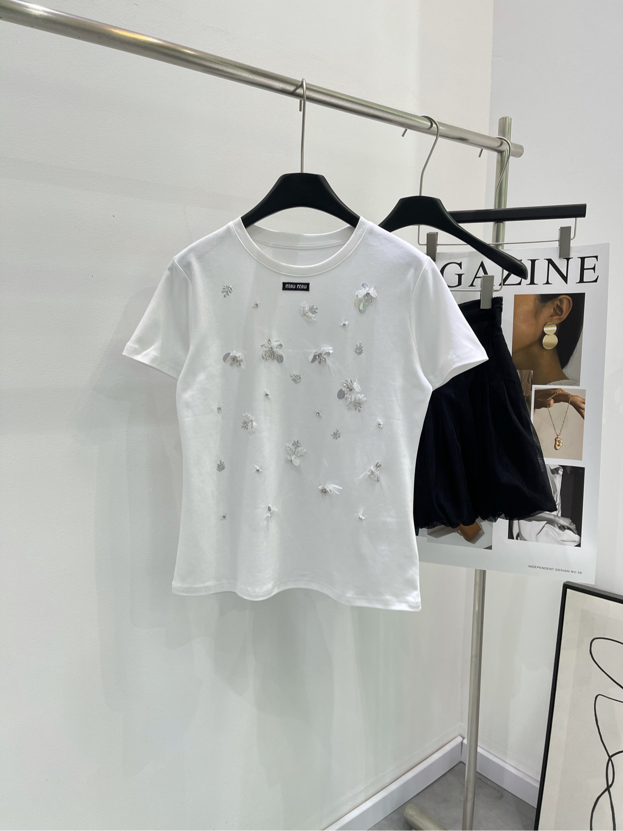 NO:316004,【M White Heavy Industry Sequin Beaded Short Sleeve T】, fabric is all cotton, color is white Miu* new T-shirt, eye-catching!  The footsteps of spring are coming quietly. It is time to add some new members to your wardrobe!  The design of this T-shirt is really thoughtful!  The embellishment of micro-labeled beaded sequins makes the whole dress look shiny, like a touch of bright sunshine in summer. The design of the small round neck is simple and elegant, and can be easily controlled whether it is worn alone or with a jacket. Moreover, the material of this T-shirt is also very comfortable. The short-sleeved design makes you refreshing and comfortable in spring and summer. The craftsmanship of Heavy Industry short-sleeved sleeves makes the details show the quality. When you wear it, you are the most unique existence!  The feeling of youthful vitality is coming to your face. This T-shirt is really suitable for spring and summer. Whether it is paired with jeans or skirts, it can easily create a fashionable look. It is nice to match it casually, so you don’t have to worry about making mistakes at all!  Flat size S shoulder width 41, bust 94, garment length 59, sleeve length 18 M shoulder width 42, bust 98, garment length 60, sleeve length 19 L shoulder width 43, bust 102, garment length 61, sleeve length 20 Manual measurement will have 2~3cm errors within the normal range, miumiu, skirts, jeans, jackets & coats, T-shirt,tees, t-shirt, alexander wang19860909【M白色重工亮片钉珠短袖T】 ,面料全棉 颜色白色 Miu*新款T恤,吸睛度爆表！ 春天的脚步悄然而至 是时候为你的衣橱增添一些新成员啦！ 这款T恤的设计真的超有心思！ 微标串珠亮片花朵的点缀 让整件衣服看起来闪闪发光 仿佛夏日里的一抹璀璨阳光 小圆领的设计简洁大方 无论是单穿还是搭配外套都能轻松驾驭. 而且,这款T恤的材质也非常舒适 短袖设计让你在春夏季节里清爽自在 重工短袖的工艺更是让细节之处尽显品质感 穿上它,你就是那个最独特的存在！ 青春活力的感觉扑面而来 这款T恤真的非常适合春夏季节 无论是搭配牛仔裤还是半身裙 都能轻松打造出时尚感满满的造型 随意搭配就很nice,完全不用担心会出错！ 平铺尺码 S肩宽41,胸围94,衣长59,袖长18 M肩宽42,胸围98,衣长60,袖长19 L肩宽43,胸围102,衣长61,袖长20 手工测量会有2~3cm误差属于正常范围,,miumiu,skirts,jeans,jackets & coats,T-shirt,tees，t-shirt,alexander wang,Women's clothing