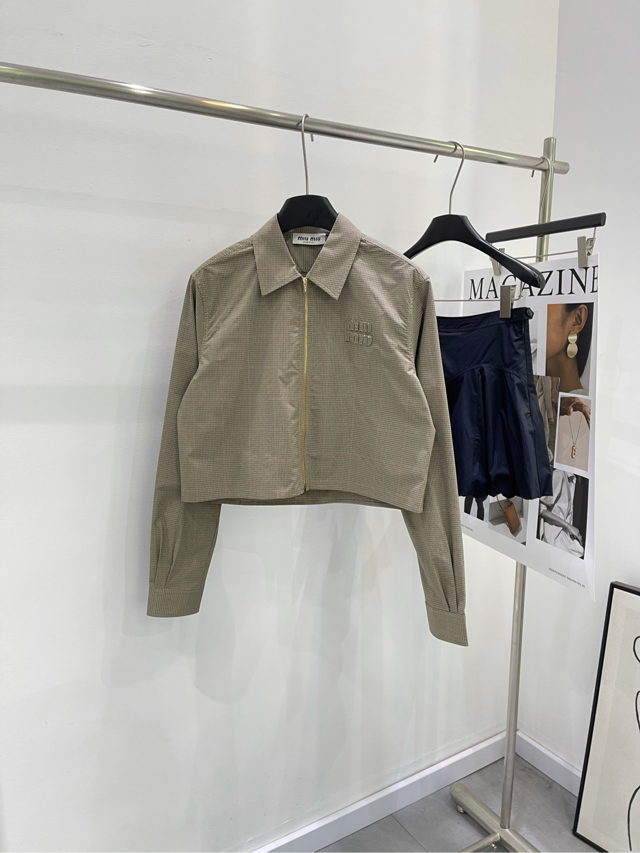 NO:315993,【M Olive Green Fine Plaid Zipper Shirt】Fabric Cotton Blended Color Olive Green Miumi* Early Spring New Products are on the Shelves Embroidered Plaid Zipper Shirt Customized YB imported twill cotton fabric Comfortable and delicate texture Lapel front shoulder short shirt style Creative zipper design More convenient to put on and take off Fixed dyed stripes Contrast color Embroidered letter decoration The upper body is full of lazy British atmosphere Paired with skirts or pants at will Detailed moments A basic shirt that can be used for daily commuting and vacations Easy to wear to create a fashionable feeling Customized surface accessories Flat size S shoulder width 44, bust 110, garment length 49, sleeve length 65 M shoulder width 45, bust 114, garment length 50, sleeve length 66 L shoulder width 46, bust 118, garment length 51, sleeve length 67  Manual measurement will have 2~3cm errors within the normal range, miumiu, skirts, shirts, alexander wang19860909【M橄榄绿细格子拉链衬衫】面料棉混纺 颜色橄榄绿 Miumi*早春新品上架 刺绣格子拉链衬衣 定制YB进口斜纹棉质面料 质感舒适细腻 翻领正肩短款衬衫版型 充满创意的拉链式设计 穿脱更加便利 定染条纹撞色 胸前刺绣字母装饰 上身充满慵懒英伦气息 随意搭配半裙或裤子 精致度瞬间 日常通勤度假都可驾驭的基础衬衫 轻松穿搭出洋气感 定制面辅料 平铺尺码 S肩宽44,胸围110,衣长49,袖长65 M肩宽45,胸围114,衣长50,袖长66 L肩宽46,胸围118,衣长51,袖长67 手工测量会有2~3cm误差属于正常范围,,miumiu,skirts,shirts,alexander wang,Women's clothing