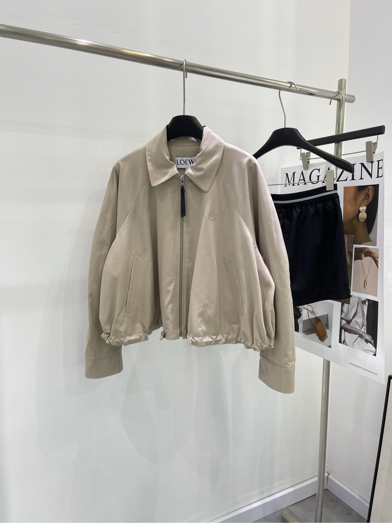 NO:316009,【loe khaki zipper silhouette short windbreaker】Fabric cotton blend, light color khaki, same jacket for Yang Mi, I can wear this piece until the end of time, the same jacket for Sister Mi Paris Fashion Week has arrived, loewe implements the classic to the end, the classic small logo is low-key, the front plaque and the hem drawstring design is full of details, the khaki trench coat has classic Loewe silhouette, hem with drawstring design, wide-leg nine-point pants, the walk-in queen is you, flat size S raboss sleeves, bust 142, 53, rotator sleeves 72 M raboss sleeves, bust 146, 55, rotator sleeves 73 L raboss sleeves, bust 150, 57, rotator sleeves 74 Manual measurement will have 2~3cm errors within the normal range,,loewe,loewe, jackets & coats,alexander wang19860909【loe卡其色拉链廓形短风衣】面料棉混纺 颜色浅卡其 杨幂同款外套 这件我可以穿到天荒地老 幂姐巴黎时装周同款外套到了 loewe将经典贯彻到底,经典小logo低调 前襟拼皮、下摆抽绳设计细节满满 卡其色风衣经典罗意威廓形 下摆带抽绳设计 搭阔腿九分裤 走路带风女王就是你 平铺尺码 S插肩袖,胸围142,衣长53,肩袖长72 M插肩袖,胸围146,衣长55,肩袖长73 L插肩袖,胸围150,衣长57,肩袖长74 手工测量会有2~3cm误差属于正常范围,,loewe,loewe,jackets & coats,alexander wang,Women's clothing