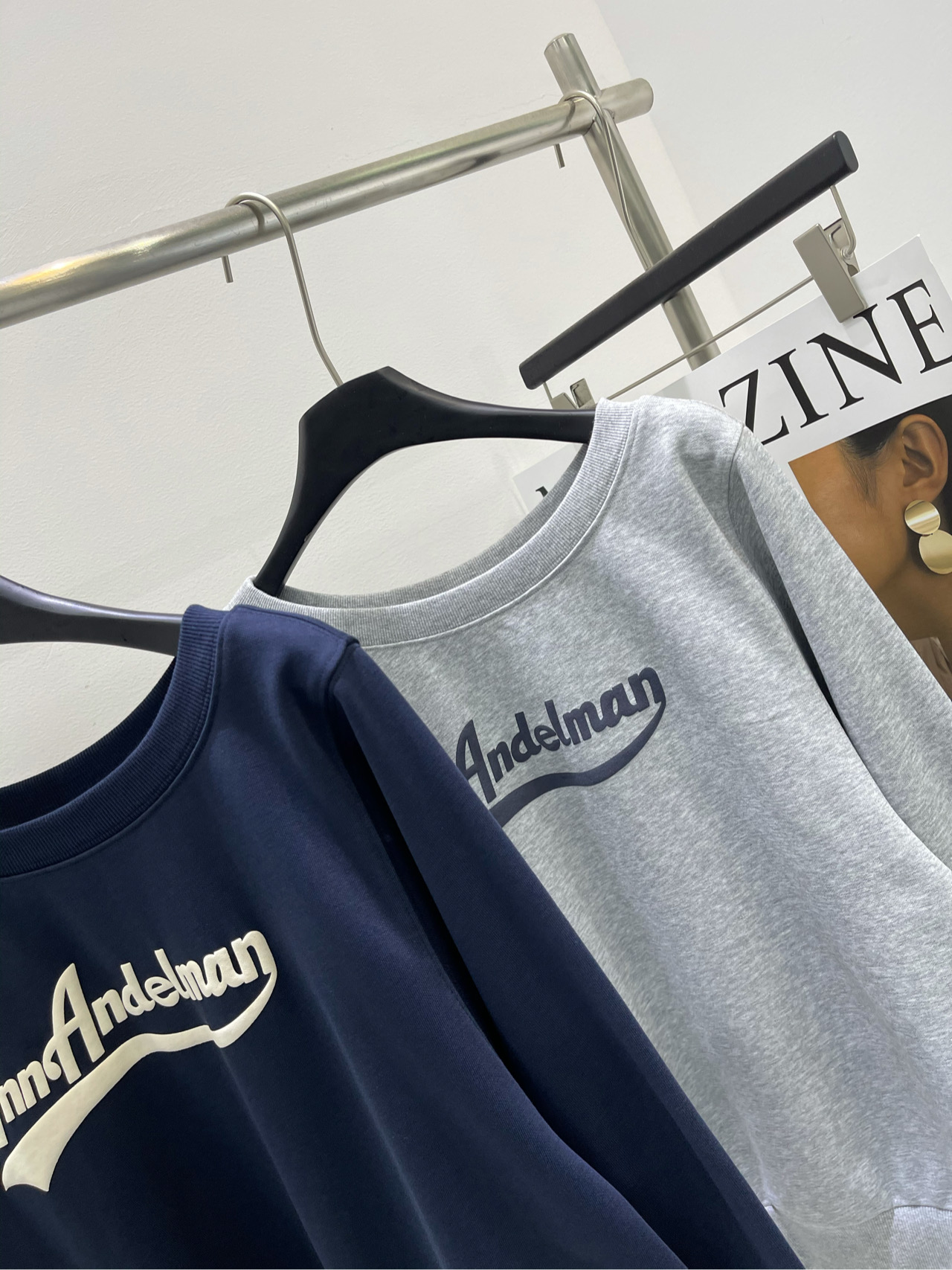 【Ann字母印花斜肩卫衣】🔺，面料：毛圈棉颜色：灰色、藏蓝Ann 秋冬系列新款斜肩卫衣 痞幼/吴宣仪同款