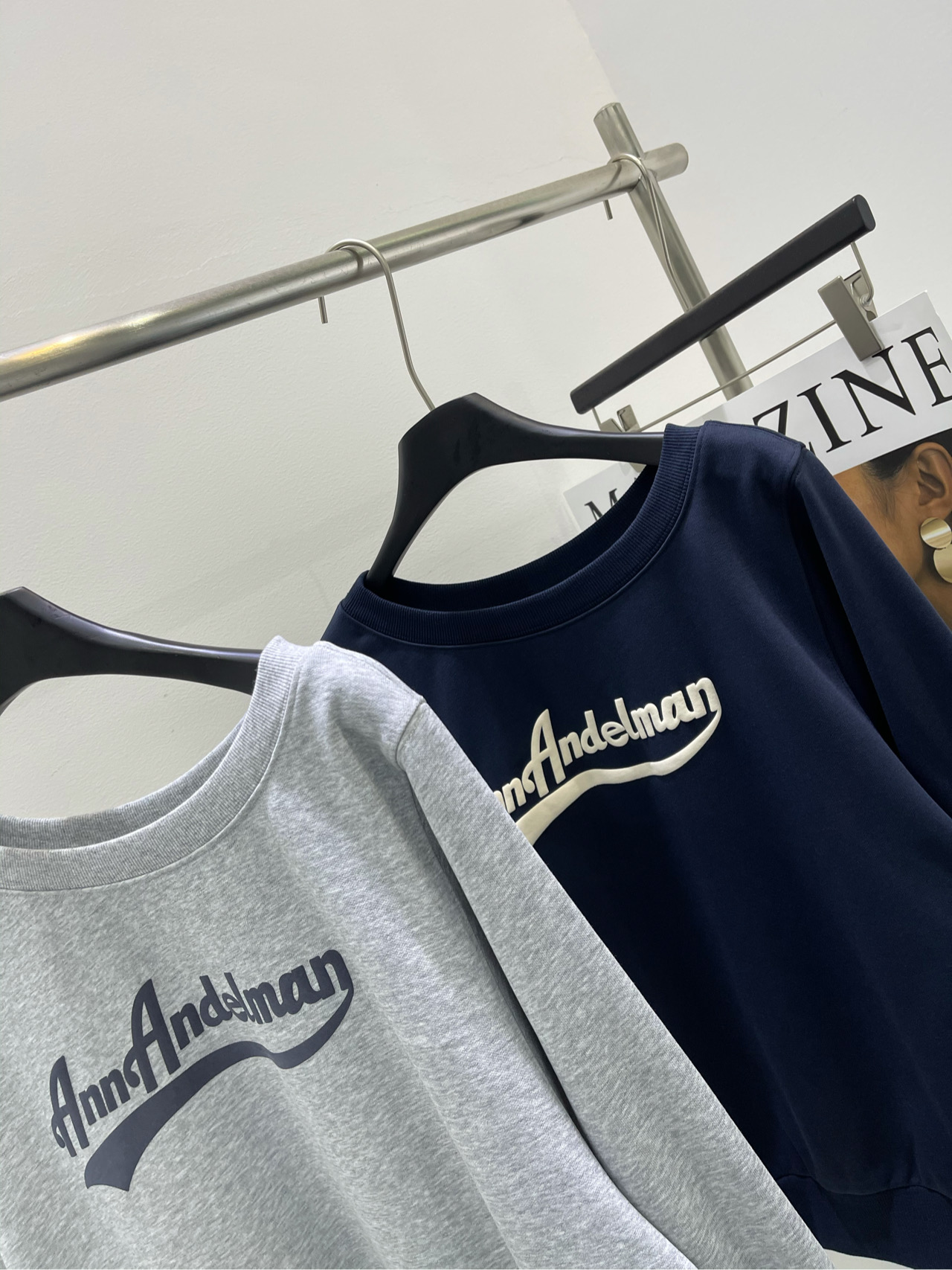 【Ann字母印花斜肩卫衣】🔺，面料：毛圈棉颜色：灰色、藏蓝Ann 秋冬系列新款斜肩卫衣 痞幼/吴宣仪同款