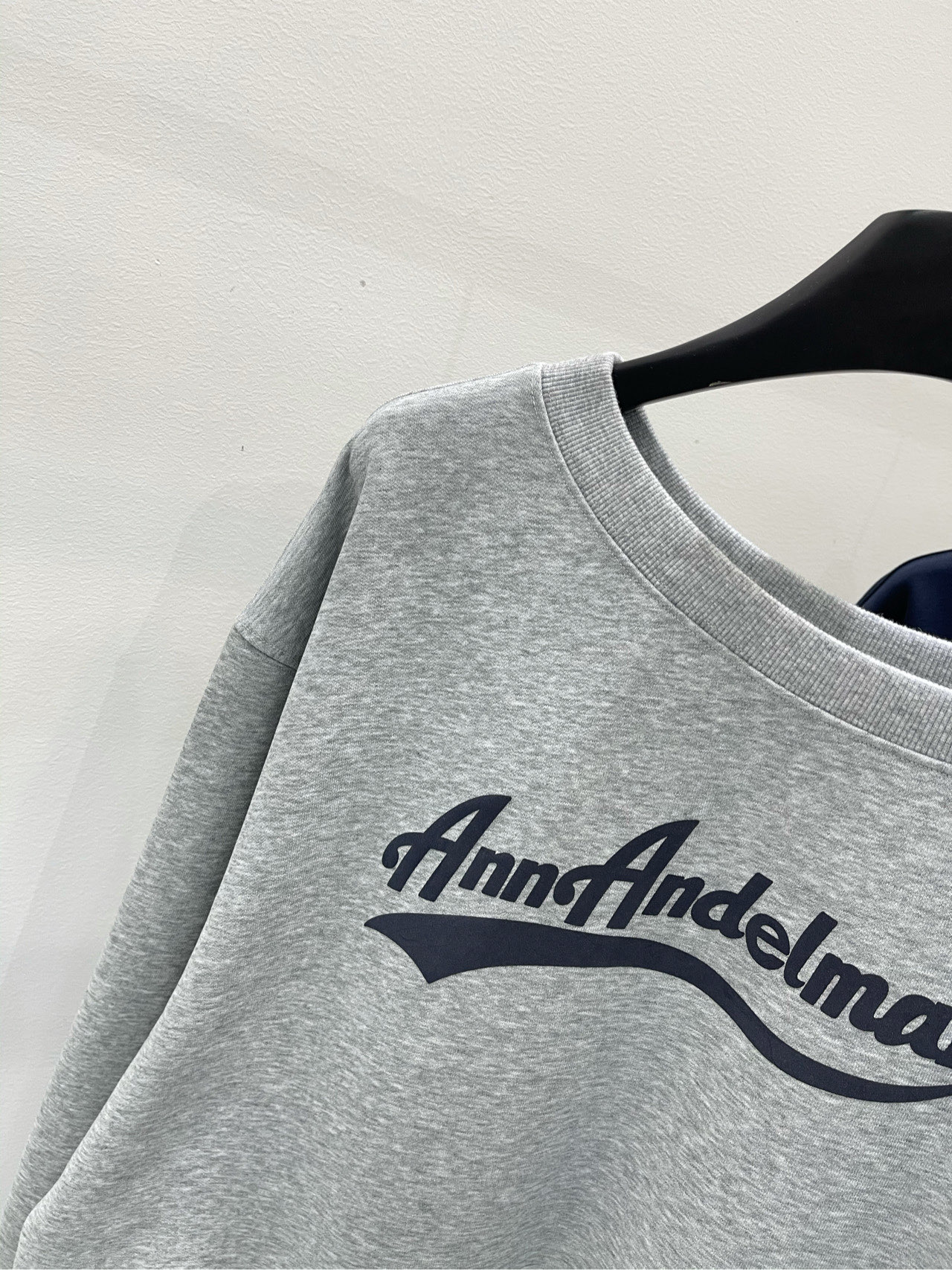 【Ann字母印花斜肩卫衣】🔺，面料：毛圈棉颜色：灰色、藏蓝Ann 秋冬系列新款斜肩卫衣 痞幼/吴宣仪同款