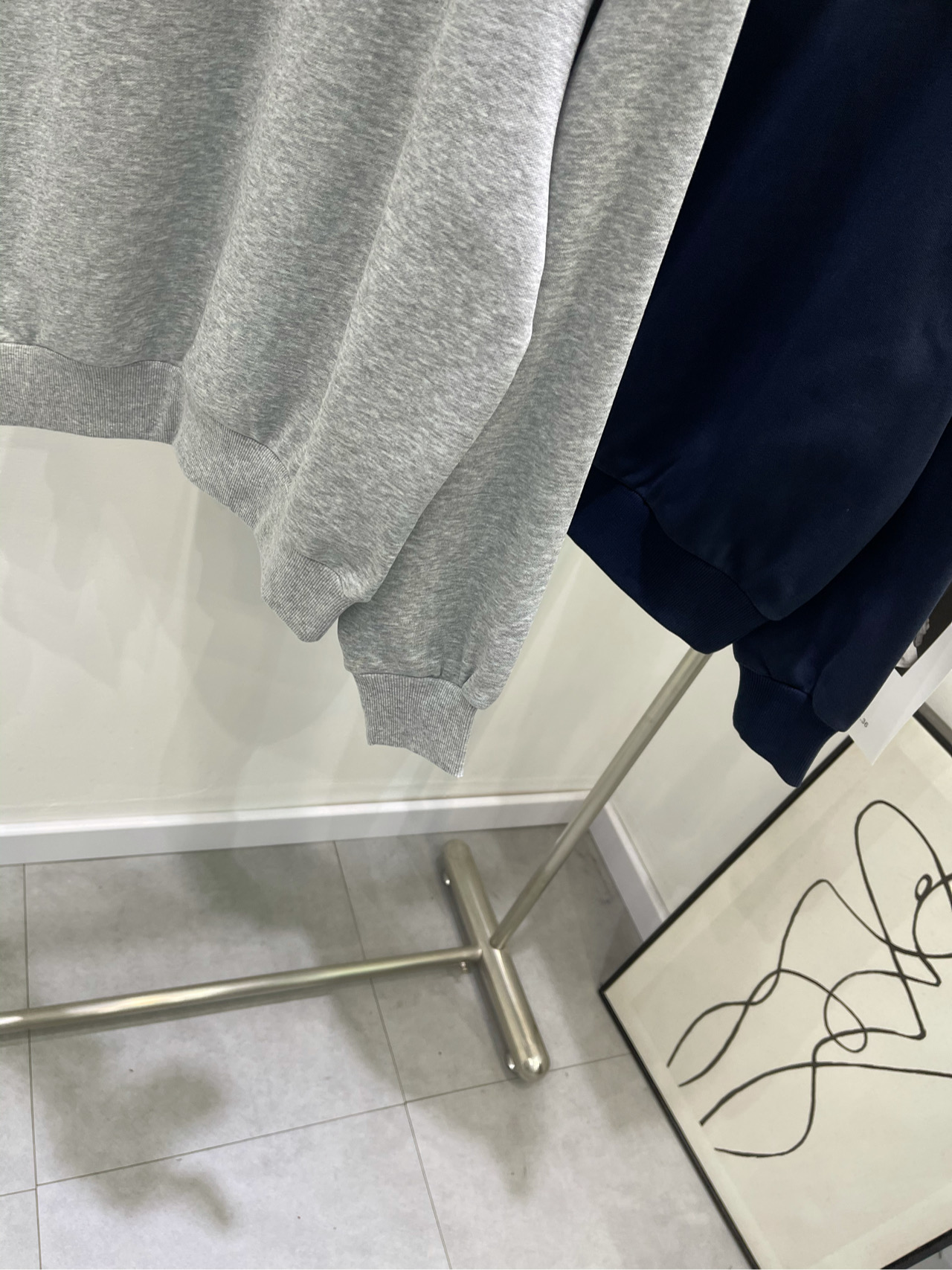 【Ann字母印花斜肩卫衣】🔺，面料：毛圈棉颜色：灰色、藏蓝Ann 秋冬系列新款斜肩卫衣 痞幼/吴宣仪同款