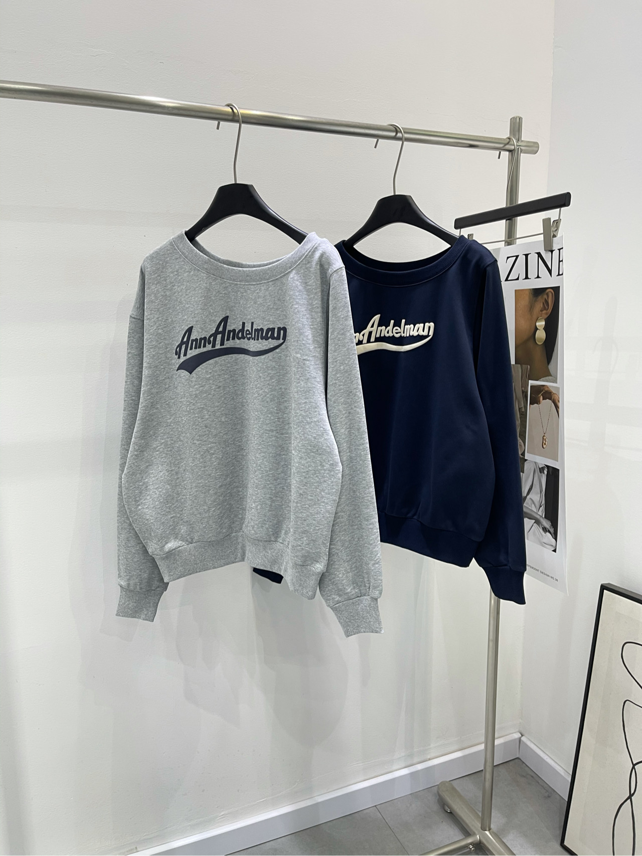 NO:315999,【Ann letter printed oblique shoulder sweatshirt】, fabric terry cotton color gray, hidden blue Ann autumn and winter series new oblique shoulder sweatshirt Piyou/Wu Xuanyi same style as top body lazy style off-shoulder atmosphere sweatshirt Customized fabric Loose style upper body looks good and slim, relaxed atmosphere easy to grasp oblique shoulder or one-shoulder outfit, matched with skirts/pants very well tiled, flat size S shoulder width 51, bust 124, 61, sleeve length 63 M shoulder width 52, bust 128, 62, sleeve length 64 L shoulder width 53, bust 132, 63, sleeve length 65 Manual measurement will have 2 to 3cm errors belong to the normal range, hoodie, sweatshirts, skirts, alexander wang19860909【Ann字母印花斜肩卫衣】,面料毛圈棉 颜色灰色、藏蓝 Ann 秋冬系列新款斜肩卫衣 痞幼/吴宣仪同款上身慵懒风露肩氛围感卫衣 定制面料 宽松版型上身好看又显瘦 松弛气氛轻松拿捏 斜肩或一字肩穿搭 搭配裙子/裤子都很出片 平铺尺码 S肩宽51,胸围124,衣长61,袖长63 M肩宽52,胸围128,衣长62,袖长64 L肩宽53,胸围132,衣长63,袖长65 手工测量会有2～3cm误差属于正常范围,,hoodie,sweatshirts,skirts,alexander wang,Women's clothing
