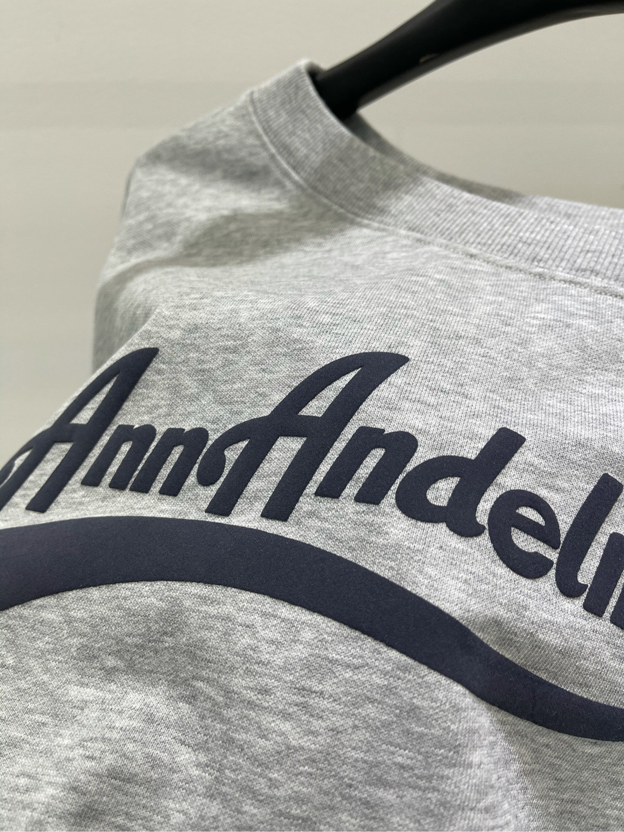 【Ann字母印花斜肩卫衣】🔺，面料：毛圈棉颜色：灰色、藏蓝Ann 秋冬系列新款斜肩卫衣 痞幼/吴宣仪同款