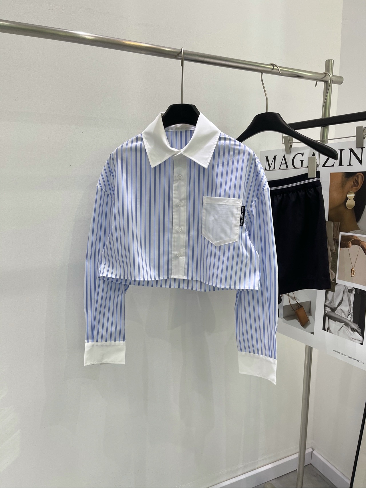 NO:317040,【Ann blue and white wide striped loose short shirt】Fabric cotton blend, color blue and white striped, fresh blue striped shirt, 25ss new shirt, vertical striped age-reducing light luxury short design, super age-reducing long-sleeved shirt, striped shirt can be used as sun protection, and can be worn alone. The style is versatile and not picky about people's upper body, so you don't want it!  Imported fabrics are smooth and have a delicate and comfortable texture!  Flat size S shoulder width 56, bust 104, garment length 45, sleeve length 53 M shoulder width 57, bust 108, garment length 46, sleeve length 54 L shoulder width 58, bust 112, garment length 47, sleeve length 55 Manual measurement will have 2~3cm errors within the normal range, Shirts, alexander wang19860909【Ann蓝白宽条纹宽松短衬衫】面料棉混纺 颜色蓝白条纹 清新的蓝条纹衬衫来咯 25ss新款衬衣 竖条纹减龄轻奢小短款设计 超级减龄心机长袖小衬衣 条纹衬衣可当防晒可单穿 版型百搭不挑人上身美的不要不要的！ 进口面料光洁 质感细腻舒适！ 平铺尺码 S肩宽56,胸围104,衣长45,袖长53 M肩宽57,胸围108,衣长46,袖长54 L肩宽58,胸围112,衣长47,袖长55 手工测量会有2~3cm误差属于正常范围,,shirts,alexander wang,Women's clothing