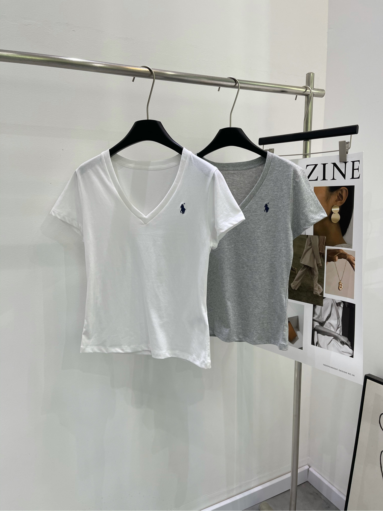 NO:420048,【War Horse Embroidered V-neck Short-sleeved T】, fabric is all cotton, color white and gray. Zundu likes this basic and yet fitted item! Simple V-neck design, modifying various face shapes, BAI matching is not picky, simple and with a little design feel, really loves, both aesthetic and comfort, can be salty or sweet, diverse colors, basic and color combination, spring and summer color system, random matching, no body shape, no sense of restraint, good-looking and practical, almost everyone has one item~ Flat size S shoulder width 41, bust 88, 56, sleeve length 15 M shoulder width 42, bust 92, 57, sleeve length 16 L shoulder width 43, bust 96, 58, sleeve length 17 Manual measurement will have 2~3cm errors belong to the normal range, T-shirt, alexander wang19860909【战马刺绣V领短袖T】 ,面料全棉 颜色白色、灰色 尊嘟狠喜欢这种基础又佰搭的单品! 简约v领设计,修饰各种脸型,BAI搭不挑人 简约中带点设计感真滴狠爱 美感与舒适兼备,可盐可甜 颜色多样,基础佰搭,春夏季bi买色系 随意搭配都狠好看,不挑身材,上身没有束缚感 好看又实穿,几乎人手一件的单品~ 平铺尺码 S肩宽41,胸围88,衣长56,袖长15 M肩宽42,胸围92,衣长57,袖长16 L肩宽43,胸围96,衣长58,袖长17 手工测量会有2~3cm误差属于正常范围,,T-shirt,alexander wang,Women's clothing