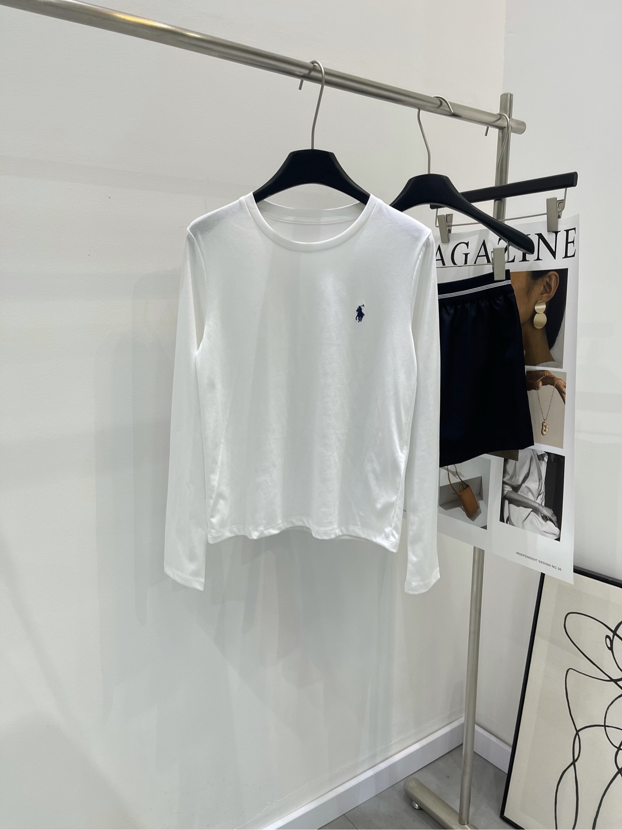 NO:420122,[War Horse Embroidery White Round Neck Long Sleeve T], Fabric Full Cotton Color White, Daily Simple Round Neck Long Sleeve T-shirt~ Such a simple and elegant item is a BI preparation for all seasons, worn alone in spring and autumn. It is very good to use for basement and layering in winter. Refreshing and clean round neck design, fitting the curve of the neck, classic and durable. There is a pony embroidery on the chest, simple but not monotonous. There is no limit on all kinds of figures, casual and slimming~ Platform size S shoulder width 39, bust 86, 57, sleeve length 62 M shoulder width 40, bust 90, 58, sleeve length 63 L shoulder width 41, bust 94, 59, sleeve length 64 Manual measurement will have 2~3cm errors belong to the normal range, tees, t-shirt, alexander wang19860909【战马刺绣白色圆领长袖T】 ,面料全棉 颜色白色 日常简约到不行的圆领长袖T恤~ 这样的素雅单品,属于一年四季的BI备,春秋单穿 冬天用来打底、叠穿都狠不错 清爽干净的圆领设计,贴合脖颈曲线,经典又耐看 胸口位置做有小马biao刺绣,简约但不单调 对各类身材都没有限制,休闲又显瘦~ 平台尺码 S肩宽39,胸围86,衣长57,袖长62 M肩宽40,胸围90,衣长58,袖长63 L肩宽41,胸围94,衣长59,袖长64 手工测量会有2~3cm误差属于正常范围,,tees，t-shirt,alexander wang,Women's clothing