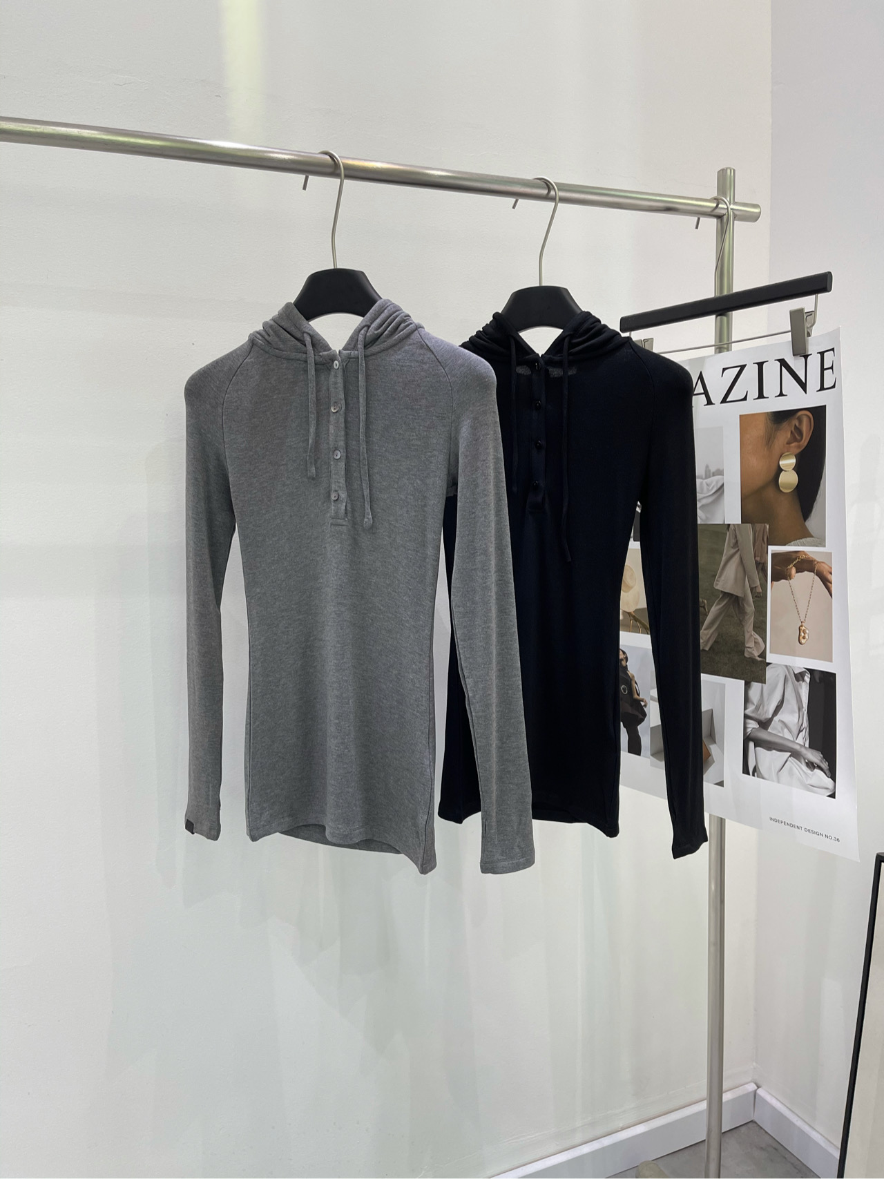 NO:307012,19860909【韩版灰黑修身弹力连帽衫】 2m,面料棉羊毛 氨纶 颜色灰色、黑色 黄金配比 羊毛 氨纶 打底衫 软糯轻盈 温暖舒适 连帽设计 修身版型 特洋气 高弹贴合肌肤 上身不紧绷 弹力大 很显瘦！ 剪裁绝 ,秒变直角肩 做工细节很讲究 平铺尺码 S插肩袖,胸围66弹力,衣长64,肩袖长70 M插肩袖,胸围70弹力,衣长65,肩袖长71 L插肩袖,胸围74弹力,衣长66,肩袖长72 手工测量会有2~3cm误差属于正常范围,,gold,hats,alexander wang,Women's clothing