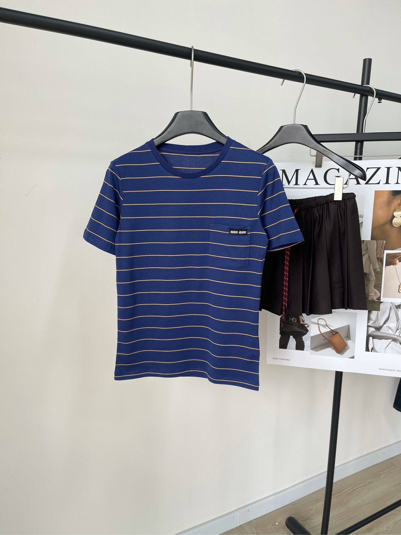 NO:309098,【M Dark Blue Yellow Stripe Logo Short Sleeve T】 2 fabric knitted cotton color yellow blue pinstripes A casual style, striped short sleeves Jing classic solid color series, wearing the upper body really reduces age ~~ Round neck design, can show the neck line, the casual feeling is strong. The contrasting letters on the chest are unique and fashionable. The slim fit style, the upper body can show the upper and lower body proportions. A T-shirt suitable for many occasions~ The clothes are 100 cotton material and textured to touch. The color is harsh and harsh. The color is harsh and harsh. The color is harsh and harsh. It is easy and beautiful. Wear more clothes for daily commuting/work/travel/dating. Soft, the upper body is light and comfortable~ Flat size S shoulder width 39, bust 84, length 60, sleeve length 21 M shoulder width 40, bust 88, length 61, sleeve length 22  L shoulder width 41, bust circumference 92, garment length 62, sleeve length 23. Manual measurement will have 2~3cm errors within the normal range, T-shirt,tees, t-shirt,alexander wang19860909【M深蓝黄条纹徽标短袖T】 2面料针织棉 颜色黄蓝细条纹 炒有休闲的一款,条纹短袖 jing典纯色系列, 穿上身真的狠减龄 ～~ 圆领设计,能够狠好展现颈脖线条,休闲感狠足 胸口的撞色字母个性又时髦 修身的版型,上身能够狠好的展现上下身比例 适合蛮多场合穿着的一款T恤~ 衣服是100棉的料子摸上去也狠有质感 颜色狠佰搭 ,人人可驾驭的色调 轻松又带些飒美感 一衣多穿可日常通勤/上班/出游/约会 软软的,上身轻盈很舒服~ 平铺尺码 S肩宽39,胸围84,衣长60,袖长21 M肩宽40,胸围88,衣长61,袖长22 L肩宽41,胸围92,衣长62,袖长23 手工测量会有2~3cm误差属于正常范围,,T-shirt,tees，t-shirt,alexander wang,Women's clothing