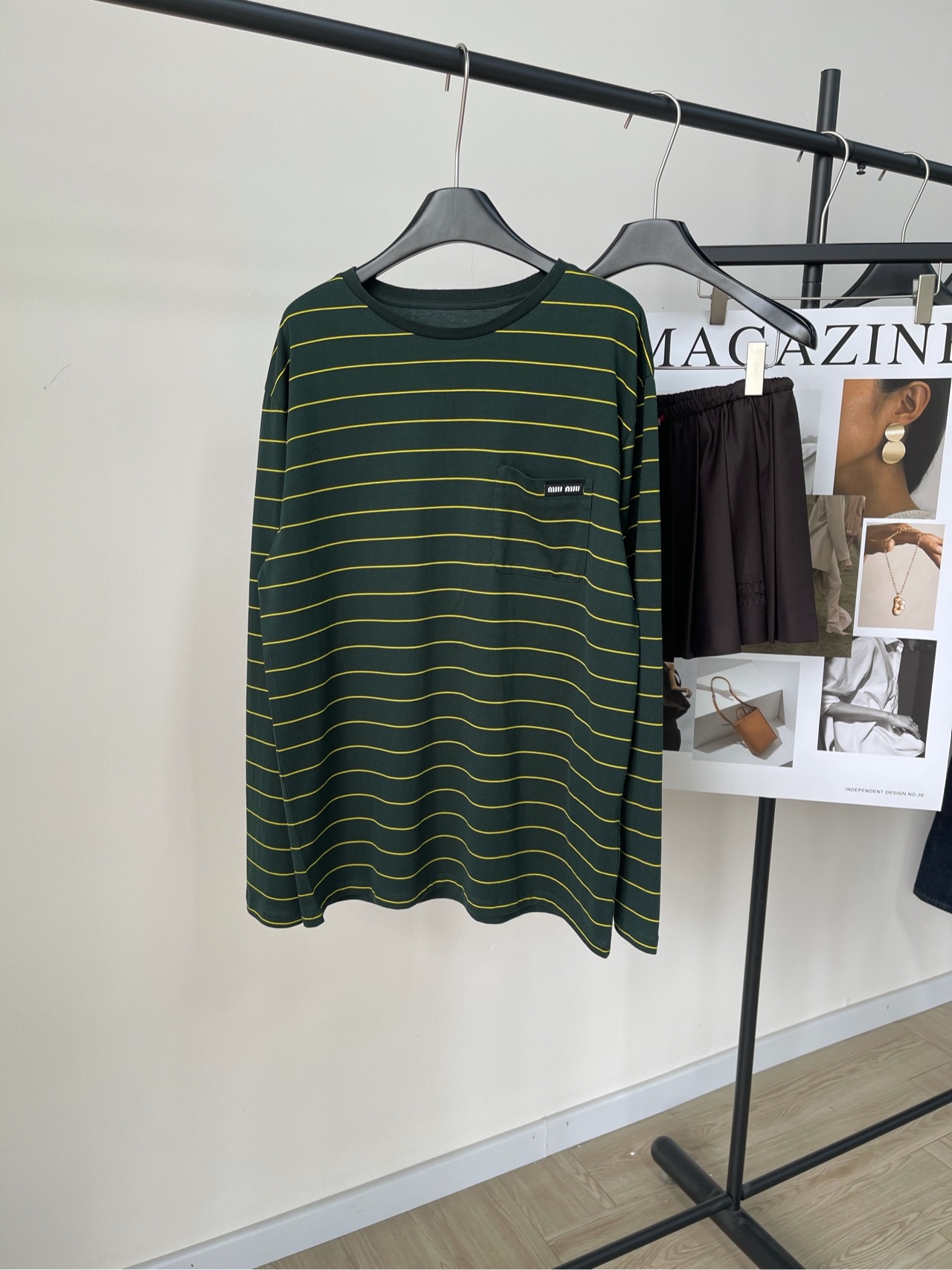 NO:309100,【M Dark Green Pinstripe Pocket Long Sleeve T】, Customized fabric, dark green stripes, 24SS Spring and summer new style, striped logo plain-patterned loose large version T Simple and leisurely blending retro modern atmosphere Precision plain cotton materials Decorated with brightly colored striped patterns on the whole body, iconic embroidery logo embellishment on the chest, genderless style tailoring, giving multiple stacking plasticity, reinterpreting traditional styles with different proportions, presenting the iconic aesthetic outfit with modern temperament, flat size S shoulder width 52, bust 110, 72, sleeve length 64 M shoulder width 53, bust 114, 73, sleeve length 65 L shoulder width 54, bust 118, 74, sleeve length 66 Manual measurement will have 2~3cm errors within the normal range, alexander wang19860909【M墨绿细条纹口袋长袖T】 ,面料定制全棉 颜色墨绿条纹 24SS春夏新款 条纹徽标平纹宽松大版T 简约闲适糅合复古摩登氛围 精密平纹棉质用料 通体饰有色彩鲜艳的条纹图案 胸口标志性刺绣徽标点缀 无性别主义风格剪裁 赋予多件叠搭的可塑性 以别样的比例细节设计重释传统款式 呈现现代气质的标志性美学穿搭哦 平铺尺码 S肩宽52,胸围110,衣长72,袖长64 M肩宽53,胸围114,衣长73,袖长65 L肩宽54,胸围118,衣长74,袖长66 手工测量会有2~3cm误差属于正常范围,,alexander wang,Women's clothing