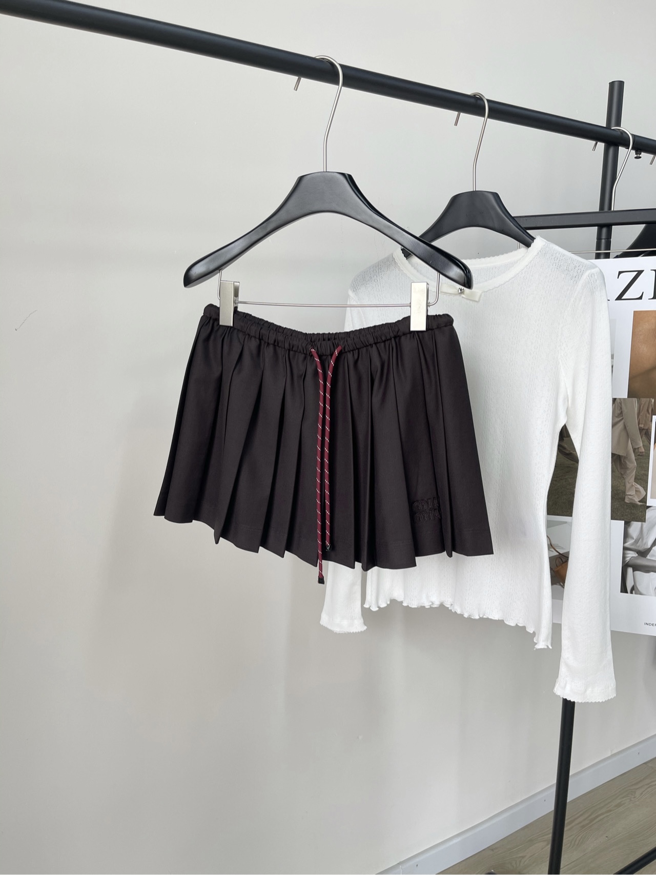 NO:309109,[M brown red rope letter pleated skirt], fabric worsened cotton blend, color brown Miu hot recommendation, new product in spring and summer!  Thai style school uniform mid-length pleated skirt!  Retro college-style literary girls must-have items!  Positioned embroidered letter logo is low-key and luxurious, paired with red drawstrings, fashionable and handsome, sweet or salty!  The elastic waist lace-up style makes the upper body look slimming!  Customized worsted fabric Flat size (no lining) S waist circumference 68 elasticity, hip circumference is not limited, skirt length 32 M waist circumference 72 elasticity, hip circumference is not limited, skirt length 33 L waist circumference 76 elasticity, hip circumference is not limited, skirt length 34 Manual measurement will have 2~3cm errors within the normal range, miumiu, skirt circumference is not limited, alexander wang19860909【M咖色红绳字母百褶短裙】,面料精纺棉混纺 颜色咖色 Miu爆单推荐,25春夏新品！ 泰风校服中长款压褶半裙！ 复古学院风文艺少女必入单品！ 定位刺绣字母logo低调奢华 搭配红色抽绳时髦帅气可甜可盐！ 松紧腰系带版型上身巨显瘦！ 定制精纺面料 平铺尺码（无内衬） S腰围68弹力,臀围不限,裙长32 M腰围72弹力,臀围不限,裙长33 L腰围76弹力,臀围不限,裙长34 手工测量会有2~3cm误差属于正常范围,,miumiu,skirts,alexander wang,Women's clothing