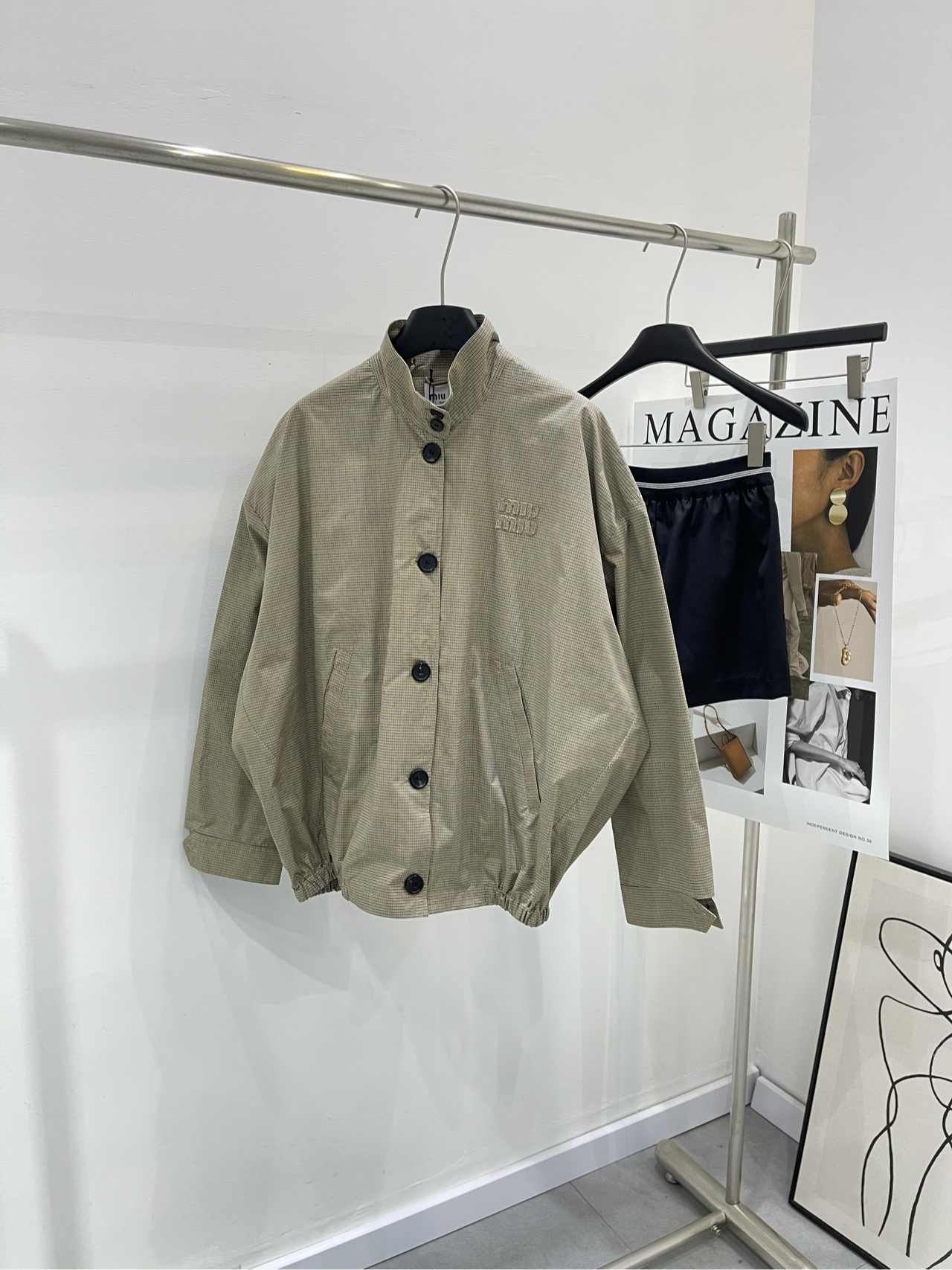 NO:309130,【M Olive Green Fine Plaid Stand Collar Jacket】Fabric cotton blended color fine plaid Jacket plaid jacket丨It can be a long-lasting style Casual and slack shirt-style jacket, and the feeling of old and money-like outfit Low-key and restrained, abbreviated as a connotation item This style will not shine, but it can be impressive, with a texture, low-key, elegant, and dispensable logo. In a simple sentence, it is the noble feeling of silent expression through high-quality fabrics and fine tailoring. It is casually equipped with the texture requirement. Organic cotton cotton with coarse texture The fabric texture is also closer to the original. The cotton neigh is very old-fashioned, and the embroidery embroidery on the chest. It can be very outstanding in any outfit. The utilization rate is very high. Flat size S shoulder width 63, bust 154, garment length 70, sleeve length 54  M shoulder width 65, bust 158, garment length 72, sleeve length 55 L shoulder width 67, bust 162, garment length 74, sleeve length 56 Manual measurement will have 2~3cm errors within the normal range,, jackets & coats, jackets & coats,shirts,alexander wang19860909【M橄榄绿细格纹立领夹克】 面料棉混纺色织面料 颜色细格纹 夹克格纹外套丨可以是经久不衰的风格 休闲松弛的衬衫式外套 又老钱感穿搭的感觉 低调内敛,简称有内涵单品 这种风格不会给人眼前一亮 却能让人印象深刻, 有质感、低调、优雅、可有可无的logo 简单一句话说就是 不露声色的贵气感 通过优质面料和精细剪裁来透露个人品味 随意中带着对质感要求的底蕴 粗布质感的有机棉 面料肌理也是更贴近原生态 棉结很有岁月感,胸前logo刺绣点缀 随意穿搭都能非常出彩,利用率极高了 平铺尺码 S肩宽63,胸围154,衣长70,袖长54 M肩宽65,胸围158,衣长72,袖长55 L肩宽67,胸围162,衣长74,袖长56 手工测量会有2~3cm误差属于正常范围,,jackets & coats,jackets & coats,shirts,alexander wang,Women's clothing