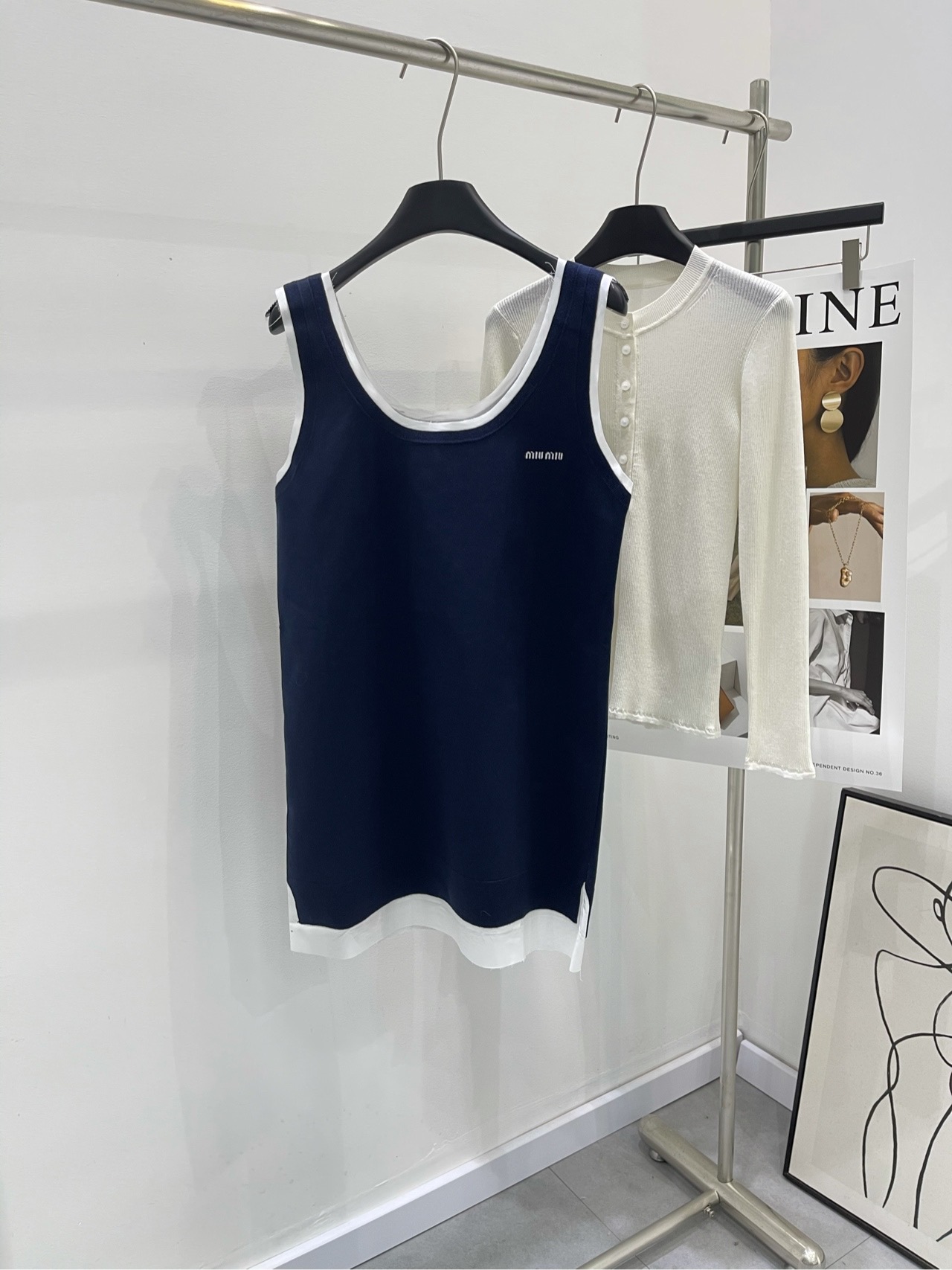 NO:309104,【M hidden blue and white edge wool spliced ​​vest skirt】, fabric wool spliced ​​cotton color hidden blue Miu25 early spring new style contrasting color spliced ​​jacquard letter sleeveless dress, basic and fashionable layering, the upper body is the most handsome, customized fabric pattern, loose fitting cut, and exquisite splicing and contrasting color technology, all details are online, flat size S bust 90, skirt length 85 M bust 94, skirt length 86 L bust 98, skirt length 87 Manual measurement will have 2~3cm errors within the normal range,,miumiu, skirt, alexander wang19860909【M藏蓝白边毛织拼接背心裙】 ,面料毛织拼接棉 颜色藏蓝 Miu25早春新款 撞色拼接提花字母无袖连衣裙 基础又可做时髦叠穿 上身就是最帅的崽 定制的面料纹路 宽松版型裁剪 还有精致的拼接撞色工艺 所有细节都在线 平铺尺码 S胸围90,裙长85 M胸围94,裙长86 L胸围98,裙长87 手工测量会有2~3cm误差属于正常范围,,miumiu,skirts,alexander wang,Women's clothing