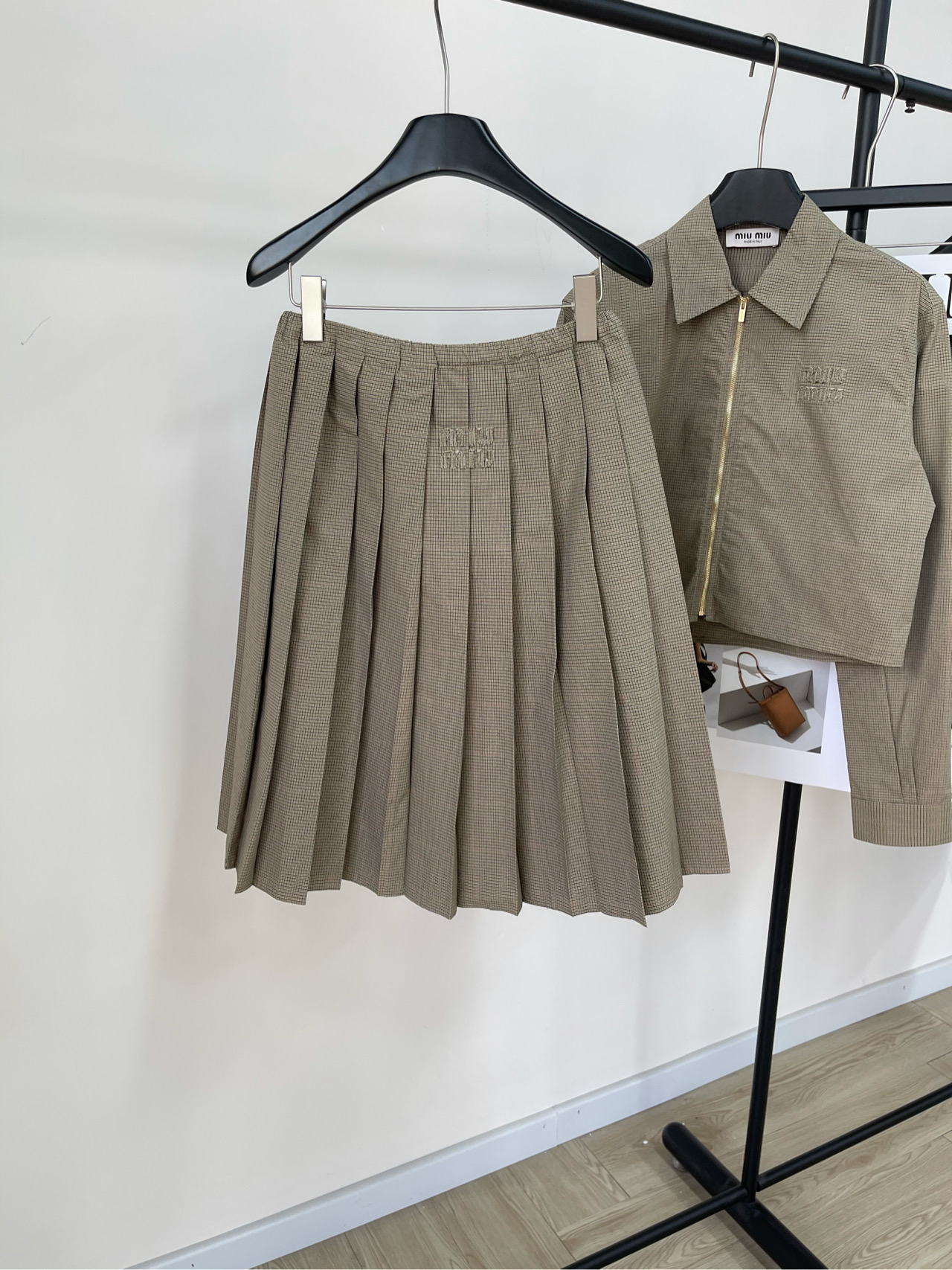 NO:310147,【M Olive Green Fine Plaid Pleated Medium Skirt】 Fabric Cotton Blended Color Olive Green Miumi* Early Spring New Products are on the Shelves Embroidered Plaid Pleated Medium Skirt Customized YB imported twill cotton fabrics are more convenient to put on and take off. Contrast color of fixed dyed plaids Embroidered letter decoration The upper body is full of lazy British atmosphere. It is easy to match with shirts and T-shirts, exquisite moments. A versatile skirt that can be used for daily commuting and vacations. Easy to wear to create a fashionable feeling. Customized surface accessories. Flat size without lining. S waist size 68 elasticity, hip circumference, skirt length 61 M waist circumference 72 elasticity, hip circumference, skirt length 62 L waist circumference 76 elasticity, hip circumference, skirt length 63 manual measurement will have 2~3cm errors that are within the normal range, miumiu, skirt, shirts, tees, t-shirt, alexander wang19860909【M橄榄绿细格子百褶中长裙】 面料棉混纺 颜色橄榄绿 Miumi*早春新品上架 刺绣格子百褶中长裙 定制YB进口斜纹棉质面料 穿脱更加便利 定染格子撞色 刺绣字母装饰 上身充满慵懒英伦气息 随意搭配衬衫T恤,精致度瞬间 日常通勤度假都可驾驭的百搭半裙 轻松穿搭出洋气感 定制面辅料 平铺尺码无内衬 S腰围68弹力,臀围不限,裙长61 M腰围72弹力,臀围不限,裙长62 L腰围76弹力,臀围不限,裙长63 手工测量会有2~3cm误差属于正常范围,,miumiu,skirts,shirts,tees，t-shirt,alexander wang,Women's clothing