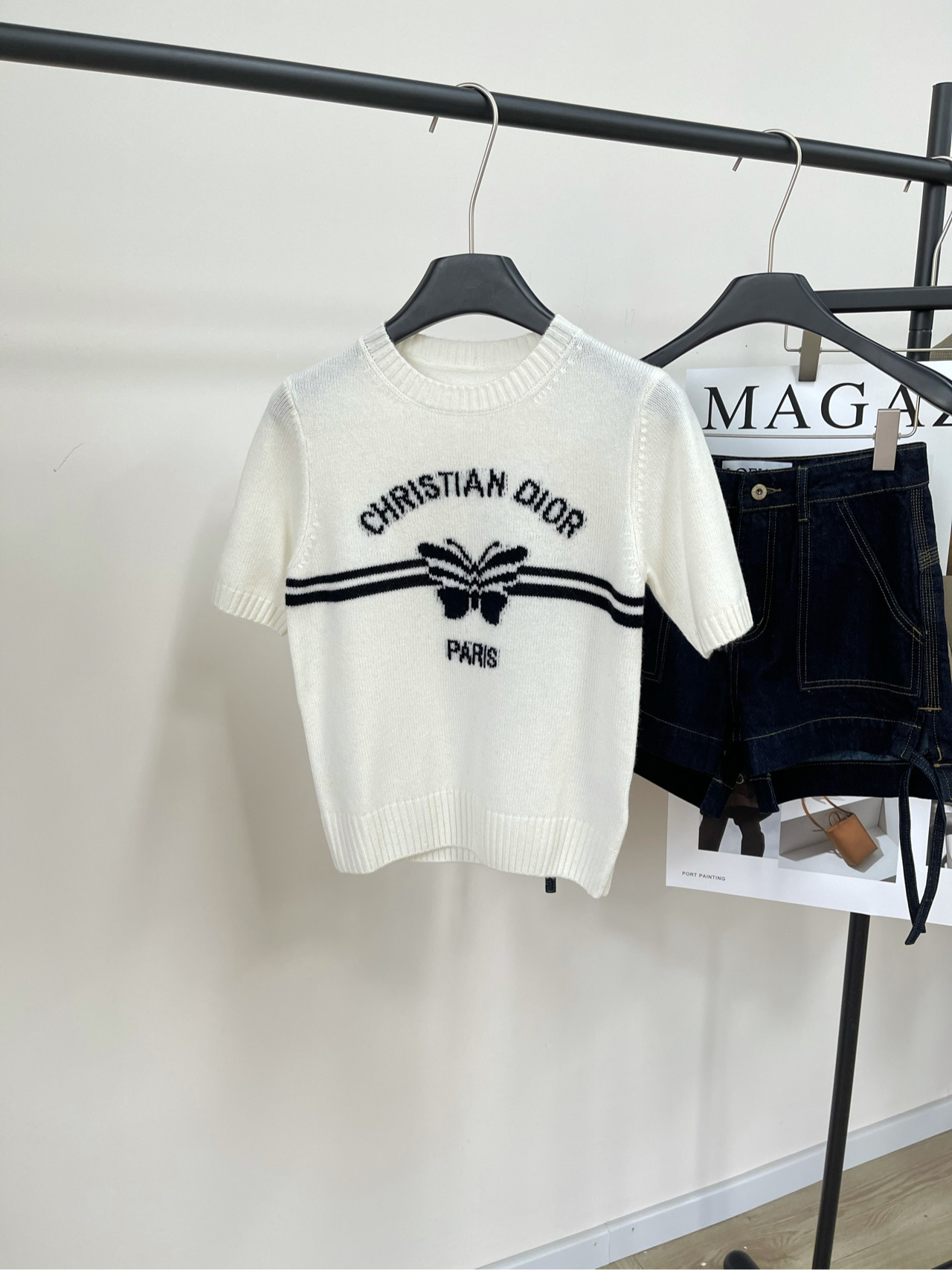 NO:310168,【D Butterfly Letter Jacquard Cashmere Short Sleeve】, Fabric cashmere color white Original customization, high-end product dio*25 Summer new style, high-end fashion sense This sweater is elegant and fashionable, carefully made of white cashmere fabric, decorated with black Christian Dior Papillon pattern to show vivid charm Short sleeves with ribbed trim can enhance the style of various styles throughout the year Fabric soft and skin-friendly, full screen high-end texture Flat size S shoulder width 34, bust 82 stretch, 50, sleeve length 23 M shoulder width 35, bust 86 stretch, 51, sleeve length 24 L shoulder width 36, bust 90 stretch, 52, sleeve length 25 Manual measurement will have 2~3cm errors within the normal range, dior, T-shirt, alexander wang19860909【D蝴蝶字母提花羊绒短袖】 ,面料羊绒 颜色白色 原版定制,高版出品 dio*25 年Summer新款 高级时髦感 这款针织衫优雅时尚 采用白色山羊绒织物精心制作 饰以黑色 ChristianDior Papillon 图案 彰显生动魅力 短袖搭配罗纹饰边 可提升全年各式造型的格调 面料柔软亲肤,满屏高档质感 平铺尺码 S肩宽34,胸围82弹力,衣长50,袖长23 M肩宽35,胸围86弹力,衣长51,袖长24 L肩宽36,胸围90弹力,衣长52,袖长25 手工测量会有2~3cm误差属于正常范围,,dior,T-shirt,alexander wang,Women's clothing