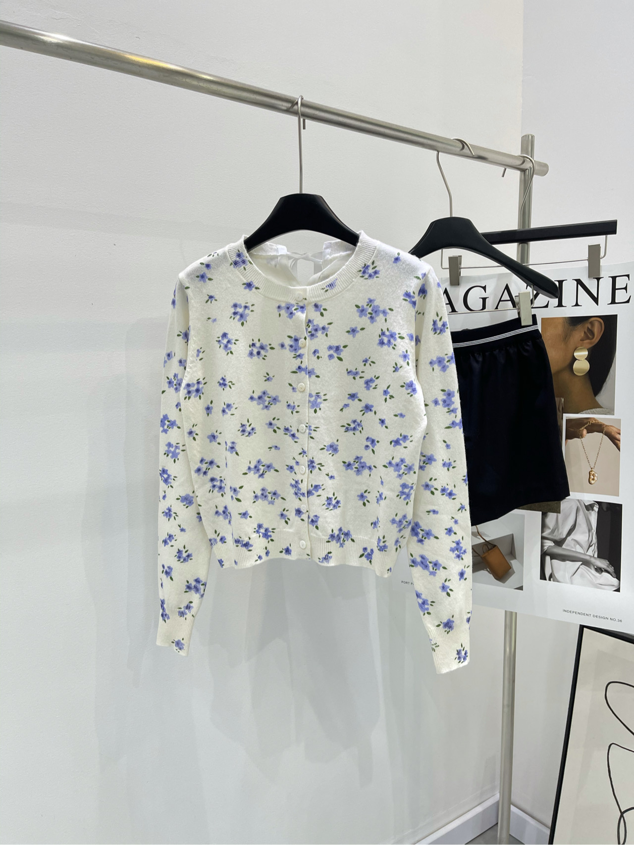 NO:310175,[IMMI small floral single-breasted cardigan] 2 fabric wool, white color, Ju Jingyi's same wool cardigan is made of Australian Merino wool, soft and delicate texture, skin-friendly and breathable, unique design, can be worn on both sides of the front and back. One side is a classic button cardigan, and the other side is a tie-fitting V-neck, which can be easily switched to multiple styles. Blue floral patterns embellish it, as fresh and romantic as a spring garden. The loose waist cut is cleverly decorates the figure. The hide of flesh makes it look slim, and the shoulder-falling design makes the shoulder lines soft and smooth. It is matched with short ultra-short sleeves in the same color. It can be used as an inner layer and has a sense of layering. It can easily create a lazy and casual fashionable look. Flat size S shoulder width 34, bust 88 stretch, 48, sleeve length 60 M shoulder width 36, bust 92 stretch, 50, sleeve length 61  L shoulder width 38, bust 96 elastic, garment length 52, sleeve length 62. Manual measurement will have 2 to 3cm errors within the normal range, T-shirt, alexander wang19860909【IMMI小碎花单排扣开衫】 2面料羊毛 颜色白色 鞠婧祎同款羊毛开衫 采用澳洲美利奴羊毛精纺而成 质地柔软细腻,亲肤透气 设计独具匠心,前后两面皆可穿着 一面为经典纽扣开衫 另一面则是系带V领,轻松切换多种风格 蓝色碎花图案点缀其间 宛如春日花园般清新浪漫 宽松腰部剪裁巧妙修饰身形 藏肉显瘦,落肩设计更显肩部线条柔和流畅 搭配同色系短款超短袖 可作为内搭,层次感十足 轻松打造慵懒随性的时尚造型 平铺尺码 S肩宽34,胸围88弹力,衣长48,袖长60 M肩宽36,胸围92弹力,衣长50,袖长61 L肩宽38,胸围96弹力,衣长52,袖长62 手工测量会有2～3cm误差属于正常范围,,T-shirt,alexander wang,Women's clothing