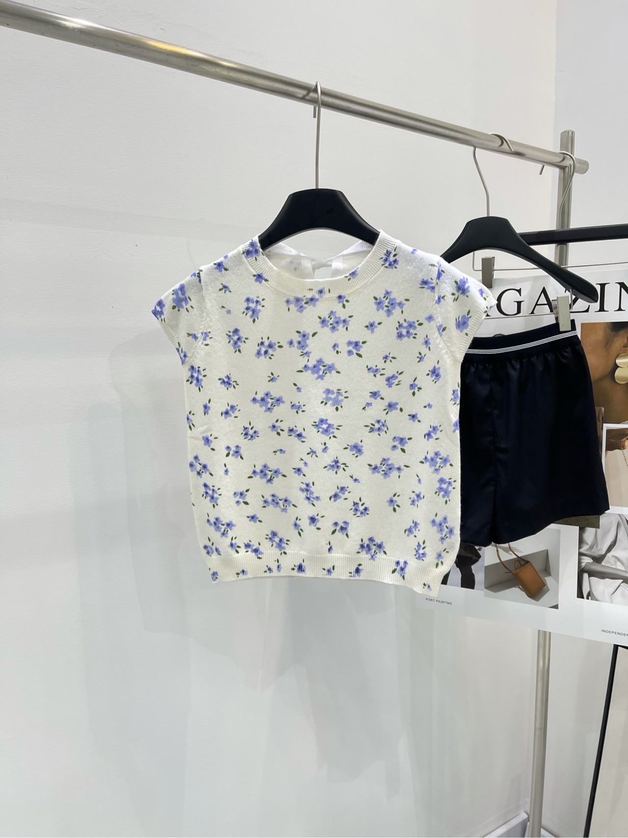 NO:310174,【IMMI small floral knitted short sleeves】 2, fabric wool, white color, Ju Jingyi's same wool short sleeves, made of Australian Merino wool, soft and delicate texture, skin-friendly and breathable, unique design, can be worn on both sides of the front and back, the other side is a tie-fitting V-neck, which can be easily switched to multiple styles. Blue floral patterns embellish it, as fresh and romantic as a spring garden, loose waist cut cleverly modify the body shape, hide the flesh and make the shoulders look thinner, and the shoulder-falling design makes the shoulder lines softer and smooth. Matched with a short cardigan in the same color, it can be used as an inner layer, and it has a lot of layers, and it can easily create a lazy and casual fashionable look. Flat size S shoulder width 34, bust 82 stretch, 48, sleeve length 10 M shoulder width 36, bust 86 stretch, 50, sleeve length 11  L shoulder width 38, bust 90 elastic, garment length 52, sleeve length 12, manual measurement will have 2 to 3cm errors within the normal range, T-shirt, alexander wang19860909【IMMI小碎花针织短袖】 2,面料羊毛 颜色白色 鞠婧祎同款羊毛短袖 采用澳洲美利奴羊毛精纺而成 质地柔软细腻,亲肤透气 设计独具匠心,前后两面皆可穿着 另一面则是系带V领,轻松切换多种风格 蓝色碎花图案点缀其间 宛如春日花园般清新浪漫 宽松腰部剪裁巧妙修饰身形 藏肉显瘦,落肩设计更显肩部线条柔和流畅 搭配同色系短款开衫 可作为内搭,层次感十足 轻松打造慵懒随性的时尚造型 平铺尺码 S肩宽34,胸围82弹力,衣长48,袖长10 M肩宽36,胸围86弹力,衣长50,袖长11 L肩宽38,胸围90弹力,衣长52,袖长12 手工测量会有2～3cm误差属于正常范围,,T-shirt,alexander wang,Women's clothing