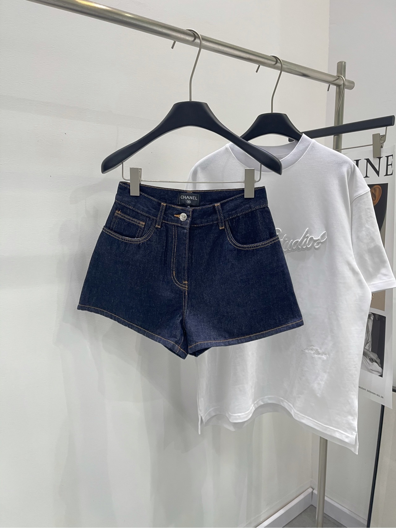 NO:310179,【Double C rear pocket embroidered denim shorts】, fabric denim cotton color dark blue The style prepared by the little beauties in the wardrobe, denim shorts~ The overall design of the pants is full, and the texture of the whole shorts is harsh JUE A-shaped style, which does not fit on the thighs, will make the legs look thinner. The style is also harsh, high waist, stretched leg proportions, and makes the legs look longer. Jingdian denim blue, beautiful and harsh and dirt-resistant, and is also rude to daily life. Natural and casual, fashionable and cool feeling~ Flat size S (36) waist circumference 66, hip circumference 96, trousers length 36 M (38) waist circumference 70, hip circumference 100, trousers length 37 L (40) waist circumference 74, hip circumference 104, trousers length 38. There will be 2~3cm errors in manual measurements, belong to the normal range, shorts, alexander wang19860909【双C后口袋刺绣牛仔短裤】 ,面料牛仔棉 颜色深蓝 小美女们衣柜里bi备的款,牛仔短裤~ 裤子整体设计感满满,而且整条短裤的质感狠JUE A字版型,不贴大腿,会显得腿部狠瘦 版型也狠赞,高腰的,拉伸腿部比例,显腿长 菁典牛仔蓝,好看又狠耐脏,日常也狠佰搭 自然而随性,时尚酷酷的感觉~ 平铺尺码 S（36）腰围66,臀围96,裤长36 M（38）腰围70,臀围100,裤长37 L（40）腰围74,臀围104,裤长38 手工测量会有2~3cm误差属于正常范围,,shorts,alexander wang,Women's clothing