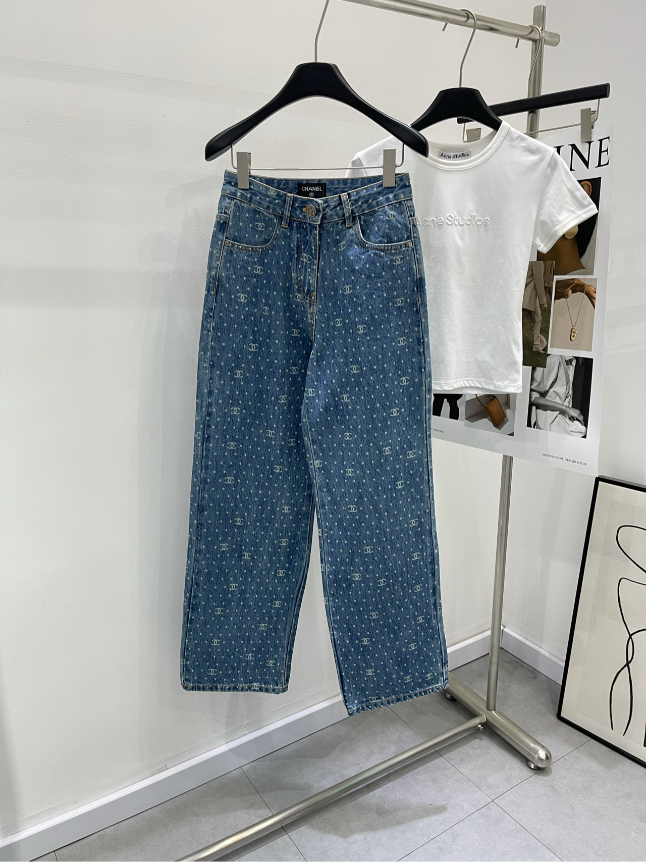 NO:310187,【Double C polka dot full-print denim trousers】, fabric denim cotton, color denim blue ·Classic polka dot logo printed wide-leg jeans Customized denim fabric Semi-finished products laser etching process Form different depths and shades of etching, presenting a flexible and beautiful pattern, with the same style. After the finished product is completed, it is loose and wide-leg style, which is excellent in modifying the leg shape. No matter what body shape, you can be confidently controlled. Exquisite pattern portrayal injects personalized style charm. Fashionable and handsome versatile items, full of street feeling. Remarkable and cool outfit. Flat size S waist 68, hip 98, trouser length 102 M waist 72, hip 102, trouser length 103 L waist 76, hip 106, trouser length 104 Manual measurement will have 2~3cm errors within the normal range, , jeans, alexander wang19860909【双C波点满印牛仔长裤】 ,面料牛仔棉 颜色牛仔蓝 ·经典波点logo印花阔腿牛仔裤 定制牛仔面料 半成品做激光烧花工艺 形成不同深浅层次刻蚀 呈现图案灵动优美,格调如一 成品完成后进行多重洗水工艺 宽松阔腿版型,修饰腿型极佳 无论什么身型都可以自信驾驭 精致的花纹刻画 注入个性风格魅力 时髦帅气百搭单品,街头感十足 演绎率性酷飒穿搭 平铺尺码 S腰围68,臀围98,裤长102 M腰围72,臀围102,裤长103 L腰围76,臀围106,裤长104 手工测量会有2~3cm误差属于正常范围,,jeans,alexander wang,Women's clothing