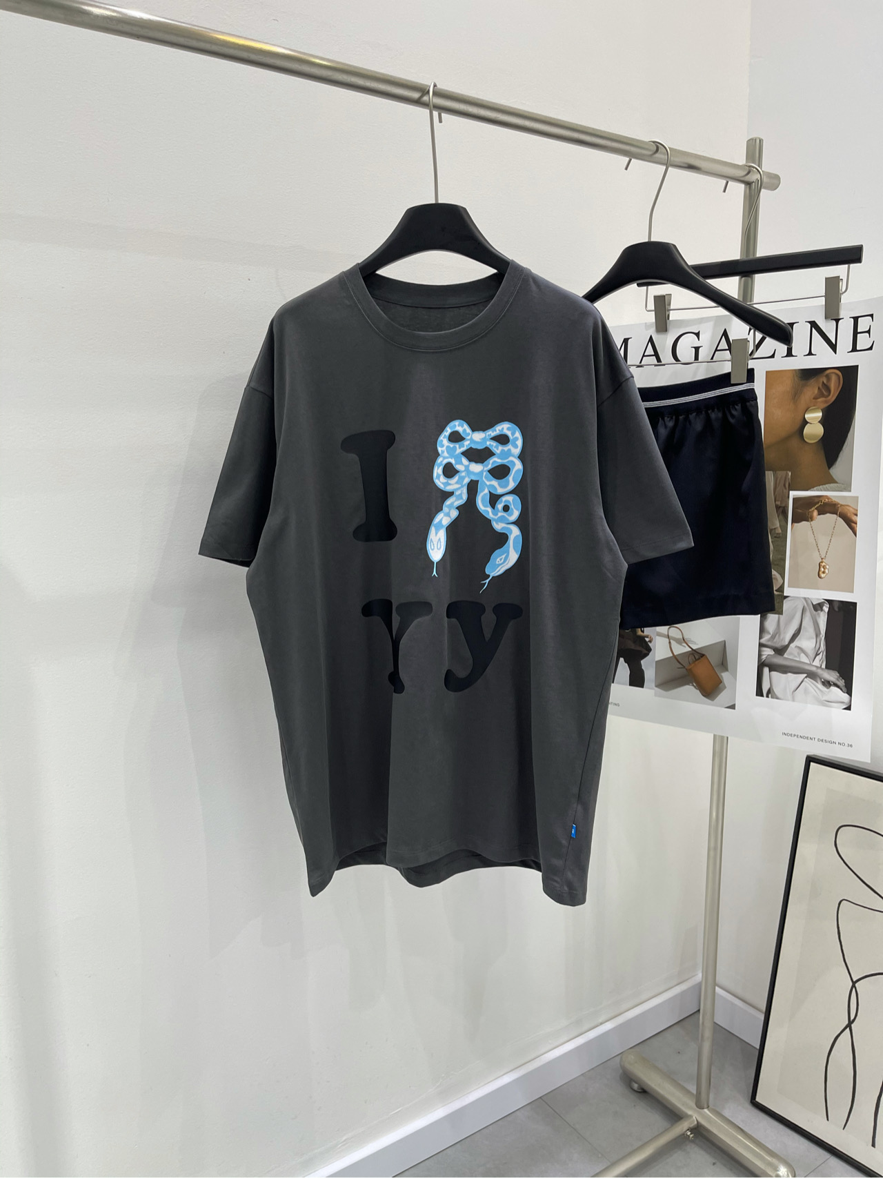 NO:310191,【yy Dark Grey Year of Snake bow short-sleeved T】Fabric fabric, dark gray color, 25ss Spring and Summer, Year of Snake New Year, limited contrast printed T-shirt, dark gray T-shirt background, embellished with the clever combination of contrasting blue snake and bow. This design does not fall into the cliché of other zodiac designs in the past, but also gives a lively and lively charm. The little blue snake is smart and playful, combined with the brand logo on the chest, casual and versatile. It can be worn inside in autumn, winter and spring. It is not monotonous in summer. Flat size S shoulder width 54, bust 120, length 76, sleeve length 22 M shoulder width 56, bust 124, length 78, sleeve length 23. Manual measurement will have 2~3cm errors that fall within the normal range, T-shirt,tees, t-shirt,alexander wang19860909【yy深灰蛇年蝴蝶结短袖T】 面料全棉 颜色深灰色 25ss春夏 蛇年新春限定撞色印花t恤 深灰色T恤底色 点缀着撞色小蓝蛇与蝴蝶结的巧妙搭配 此款设计既没有落入以往其他生肖设计的俗套 又赋予了灵动与活泼的韵味 小蓝蛇灵巧俏皮,和品牌logo结合于胸前 休闲百搭.秋冬春三季可内搭 夏季单穿也不单调,爱啦爱啦 平铺尺码 S肩宽54,胸围120,衣长76,袖长22 M肩宽56,胸围124,衣长78,袖长23 手工测量会有2~3cm误差属于正常范围,,T-shirt,tees，t-shirt,alexander wang,Women's clothing