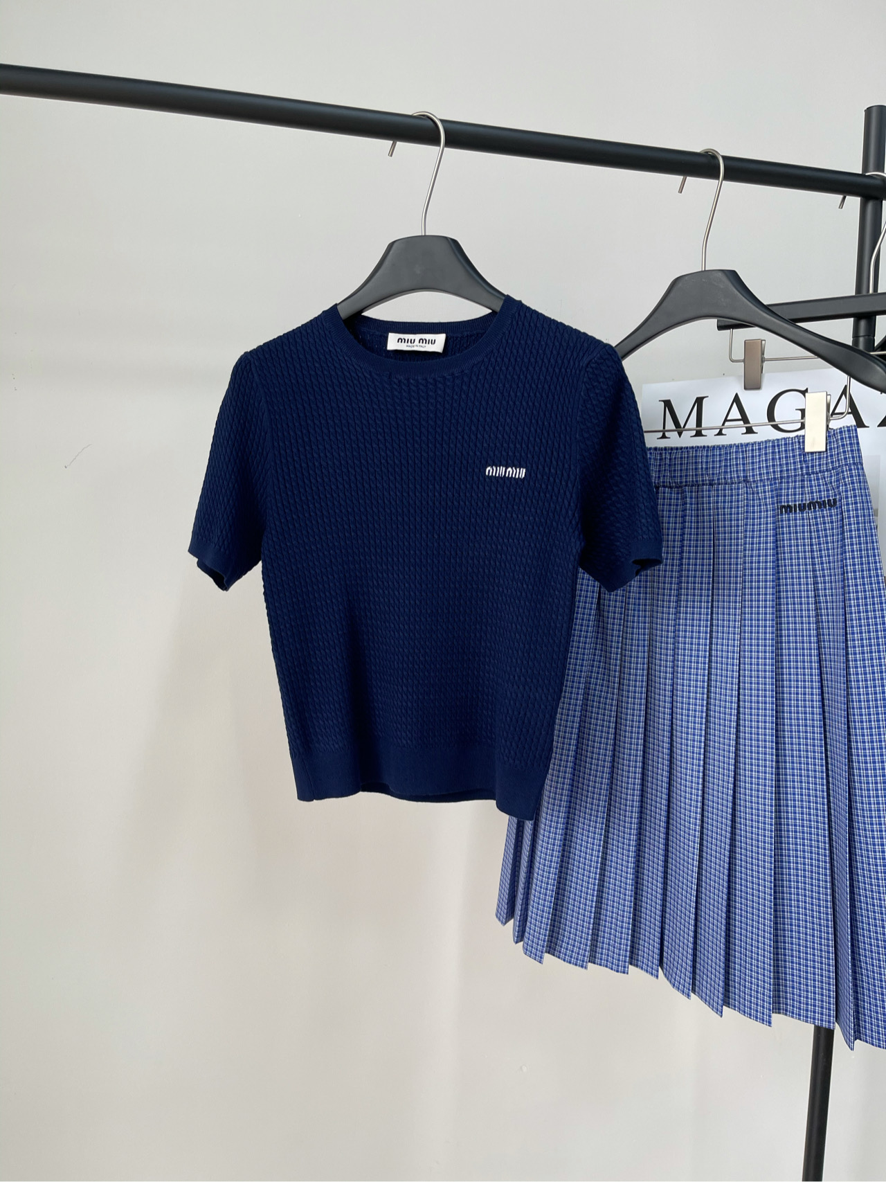 NO:310708,[M Navy Blue Twist Small Mark Knitted Short Sleeve] Fabric cotton wool blend, color navy blue, Miumi*25 spring and summer new style, contrasting logo round neck short sleeve sweater, embrace unique personality and enjoy the fun of life, Twist Knitted Top, lazy and casual, free girl who is not shackled by worldly rules, retro and playful to show the modern beauty!  Flat size S shoulder width 36, bust 78 elastic, garment length 49, sleeve length 22 M shoulder width 37, bust 82 elastic, garment length 50, sleeve length 23 L shoulder width 38, bust 86 elastic, garment length 51, sleeve length 24 Manual measurement will have 2~3cm errors within the normal range, miumiu, T-shirt, alexander wang19860909【M藏蓝麻花小标针织短袖】 面料棉羊毛混纺 颜色藏蓝色 Miumi*25春夏新款 撞色logo圆领短袖针织衫 拥抱独特的个性,享受生活的乐趣 麻花编织针织上衣 慵懒随性,不被世间规则所桎梏的自由女孩 复古又俏皮展现现代摩登之美！ 平铺尺码 S肩宽36,胸围78弹力,衣长49,袖长22 M肩宽37,胸围82弹力,衣长50,袖长23 L肩宽38,胸围86弹力,衣长51,袖长24 手工测量会有2~3cm误差属于正常范围,,miumiu,T-shirt,alexander wang,Women's clothing