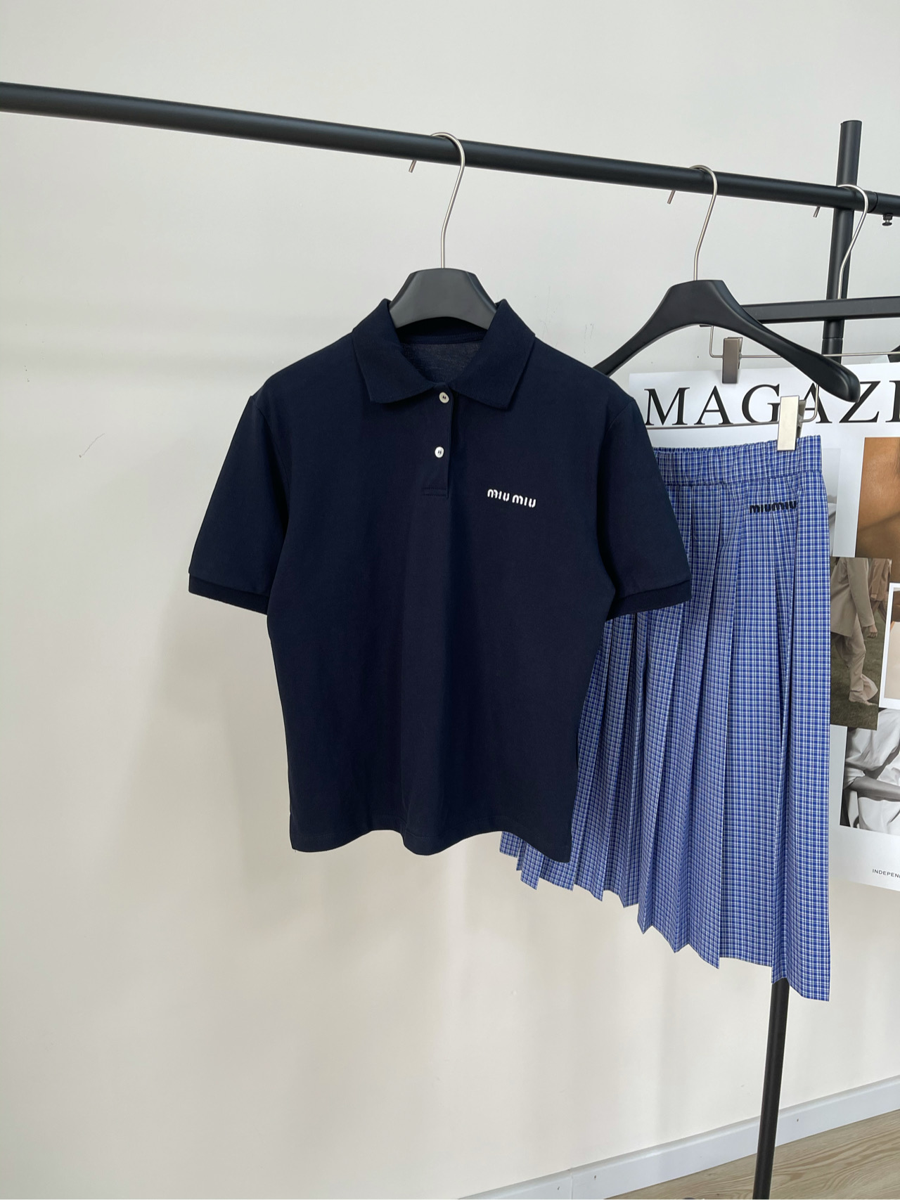 NO:310711,【M hidden blue solid color bead flooring polo short-sleeved T】, fabric bead flooring color hiding blue jing classic polo lapel, early spring new cotton short-sleeved T jing's most beautiful buttons make the polo shirt look more beautiful. Comfortable and loose silhouette, hiding flesh makes the collar look slimming. The collar is a lapel design, showing temperament, visually showing small face. The comfortable style and three-dimensional cutting make you particularly outstanding. A polo shirt that is often worth buying~~~ The unique design makes you feel different. The H-style that covers the flesh and makes you look slim, has a very good inclusiveness, transparent and non-stick flesh. It is a low-key and oscillating temperament style~ Flat size S shoulder width 43, bust 100, length 58, sleeve length 21 M shoulder width 44, bust 104, length 59, sleeve length 22  L shoulder width 45, bust 108, garment length 60, sleeve length 23, manual measurement will have 2~3cm errors within the normal range, T-shirt, alexander wang19860909【M藏蓝纯色珠地棉polo短袖T】 ,面料珠地棉 颜色藏蓝 jing典polo翻领,早春新款全棉短袖T jing至美观的纽扣,使得polo衫颜值莄上一层楼 舒适的偏宽松廓形,藏肉显瘦 领子是翻领的设计,狠显气质,视觉上显脸小 舒适的版型和立体的裁剪让你格外出彩 菲常值得入手的一款polo衫~~~ 独特的设计让你穿出不同的感觉 遮肉显瘦的H版型,有很好的的包容性,通透不粘肉 穿起来就是低调又篙级的气质款~ 平铺尺码 S肩宽43,胸围100,衣长58,袖长21 M肩宽44,胸围104,衣长59,袖长22 L肩宽45,胸围108,衣长60,袖长23 手工测量会有2~3cm误差属于正常范围,,T-shirt,alexander wang,Women's clothing