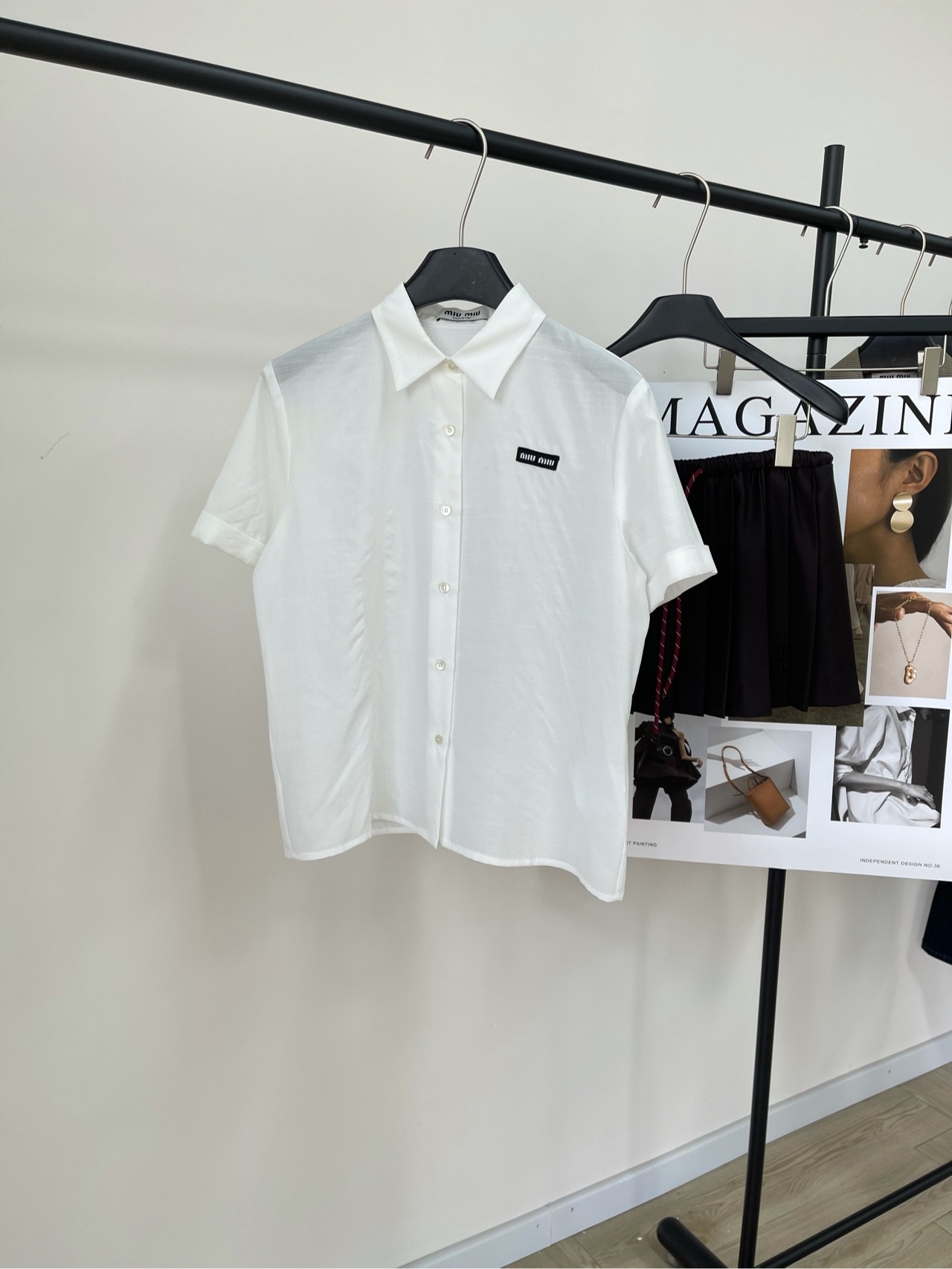 NO:310702,【M white simple cotton and linen short-sleeved shirt】, fabric cotton   linen color white linen lapel short-sleeved shirt It reveals a leisurely and contented atmosphere Simple commuting design Classic black background and white logo embroidery on the chest Low-key without losing style Slightly wrinkled texture creates casualness He is an indispensable fashion item in your closet Flat size S shoulder width 41, bust 100, length 58, sleeve length 20 M shoulder width 42, bust 104, length 59, sleeve length 21 L shoulder width 43, bust 108, length 60, sleeve length 22 Manual measurement will have 2~3cm errors within the normal range, Shirts, T-shirt, alexander wang19860909【M白色简约款棉麻短袖衬衫】 ,面料棉 亚麻 颜色白色 亚麻质地的翻领短袖衬衫 它透露出一种悠然自得的休闲气息 简约通勤设计 胸口经典的黑底白字logo刺绣 低调而不失格调 微皱的质感,打造不经意的随性 他是你衣橱里不可或缺的时尚单品 平铺尺码 S肩宽41,胸围100,衣长58,袖长20 M肩宽42,胸围104,衣长59,袖长21 L肩宽43,胸围108,衣长60,袖长22 手工测量会有2~3cm误差属于正常范围,,shirts,T-shirt,alexander wang,Women's clothing