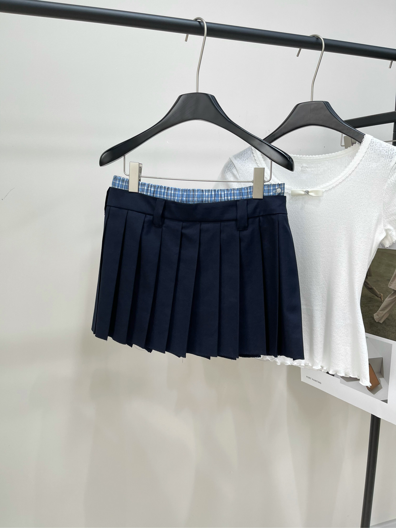 NO:313233,[M blue lattice pleated short skirt] 2, fabric worsted wool   cotton cloth, color hidden blue, 2025 spring and summer new style miu* spring and summer new style plaid pleated skirt, classic high-waist A-line skirt, the latest plaid pleated waist, front and rear pieces heavy pleated, exquisite craftsmanship and high-quality craftsmanship full of girlishness~low waist skirt, practical and versatile all seasons~ Flat size without lining S waist 74, hip circumference, skirt length 36 M waist circumference 78, hip circumference, skirt length 37 L waist circumference 82, hip circumference, skirt length 38 Manual measurement will have 2~3cm errors within the normal range, miumiu, skirt circumference, alexander wang19860909【M蓝格边拼接百褶短裙】 2,面料精纺羊毛 棉布 颜色藏蓝 2025春夏新款miu*春夏新款 格子拼接百褶半裙 经典高腰A字裙型 这一季最新的格子拼接腰身 前后片重工打褶 褶位和褶量精致工艺高级 满满的少女感~低腰半裙 四季实穿百搭~ 平铺尺码无内衬 S腰围74,臀围不限,裙长36 M腰围78,臀围不限,裙长37 L腰围82,臀围不限,裙长38 手工测量会有2~3cm误差属于正常范围,,miumiu,skirts,alexander wang,Women's clothing