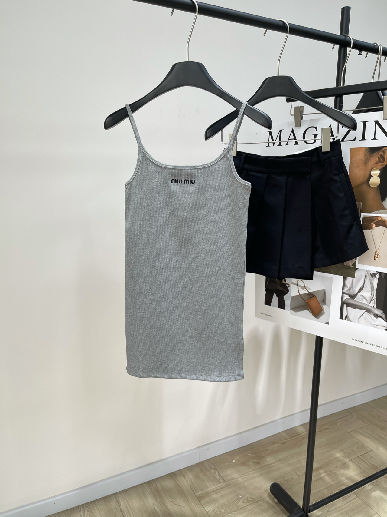 NO:321647,[M light gray neckline letter suspender skirt] 2, fabric stretch knitted cotton color light gray * ｜Logo embroidered suspender skirt 25Ss is available in the early spring!  Seamless knitted top logo embroidered suspender skirt, chest logo embroidery, fine suspender design makes you look slim Small slim fit style, cover the secondary breasts, the best choice for stacking, incorporating yarn color mixing effect and jacquard logo details, revealing a variety of youthful appearance Flat size S bust 66 elasticity, skirt length 71 M bust 70 elasticity, skirt length 72 L bust 74 elasticity, skirt length 73 Manual measurement will have 2~3cm errors within the normal range, skirt, skirt, alexander wang19860909【M浅灰色领口字母吊带裙】 2,面料弹力针织棉 颜色浅灰色 * ｜徽标刺绣吊带裙 25Ss早春上新！无缝针织上衣徽标刺绣吊带裙 胸前徽标刺绣,细吊带设计显瘦 小版型修身款,遮副乳 是叠搭的不二衣选 融入纱线混色效果与提花徽标细节 展露百变青春面貌 平铺尺码 S胸围66弹力,裙长71 M胸围70弹力,裙长72 L胸围74弹力,裙长73 手工测量会有2~3cm误差属于正常范围,,skirts,alexander wang,Women's clothing