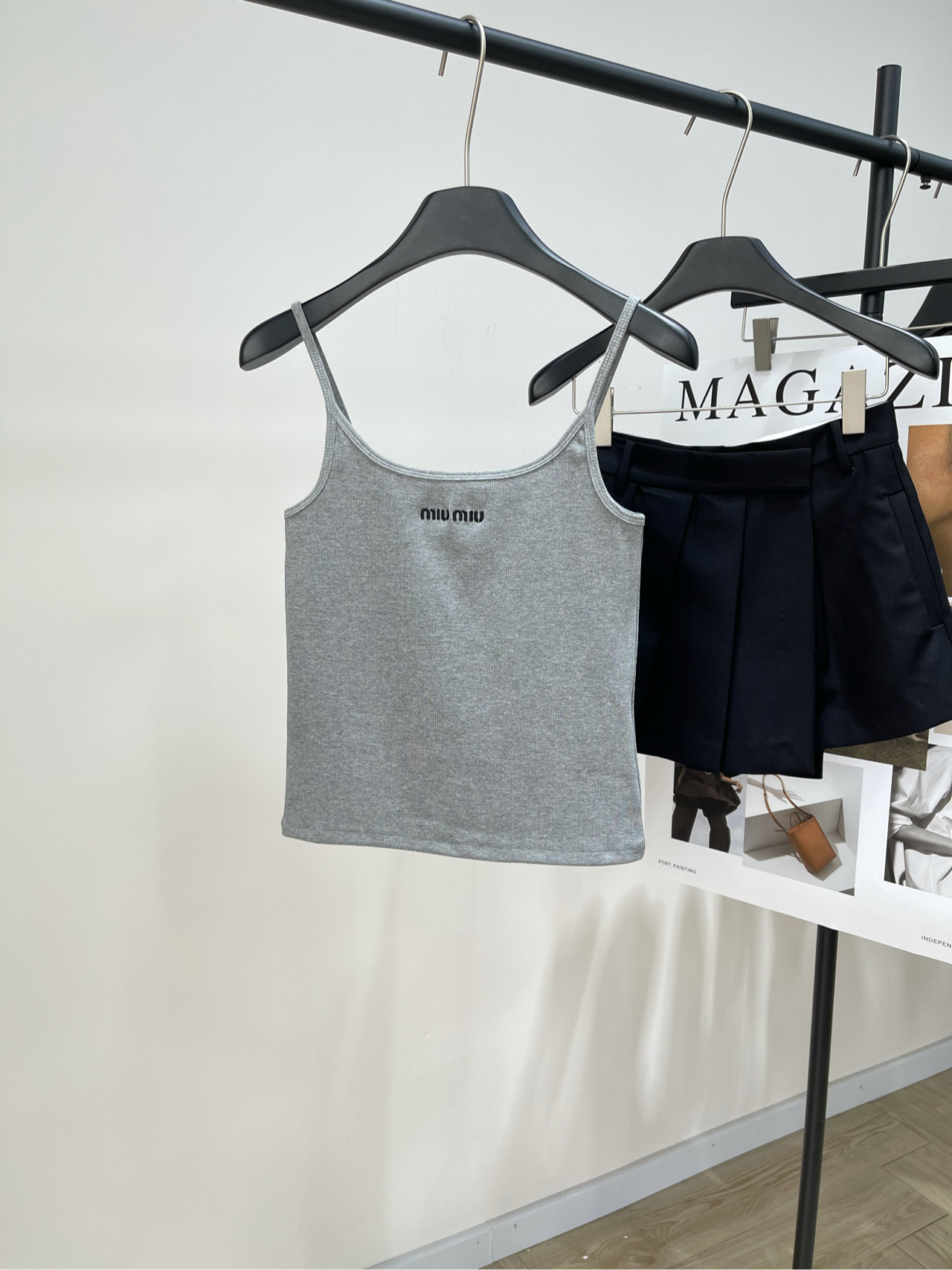 NO:321650,[M light gray neckline letter small suspender] 202, fabric elastic knitted cotton color light gray * ｜Logo embroidery small suspender 25Ss new in early spring!  Seamless knitted top logo embroidery small suspender chest logo embroidery, thin suspender design makes you look slim Small slim fit style, cover the secondary breasts are the best choice for stacking. Integrate the yarn color mixing effect and jacquard logo details to reveal a variety of youthful appearance Flat size S bust 66 elasticity, 50 M bust 70 elasticity, 51 L bust 74 elasticity, 52 length Manual measurement will have 2~3cm errors within the normal range, alexander wang19860909【M浅灰色领口字母小吊带】 202,面料弹力针织棉 颜色浅灰色 * ｜徽标刺绣小吊带 25Ss早春上新！ 无缝针织上衣徽标刺绣小吊带 胸前徽标刺绣,细吊带设计显瘦 小版型修身款,遮副乳 是叠搭的不二衣选 融入纱线混色效果与提花徽标细节 展露百变青春面貌 平铺尺码 S胸围66弹力,衣长50 M胸围70弹力,衣长51 L胸围74弹力,衣长52 手工测量会有2~3cm误差属于正常范围,,alexander wang,Women's clothing