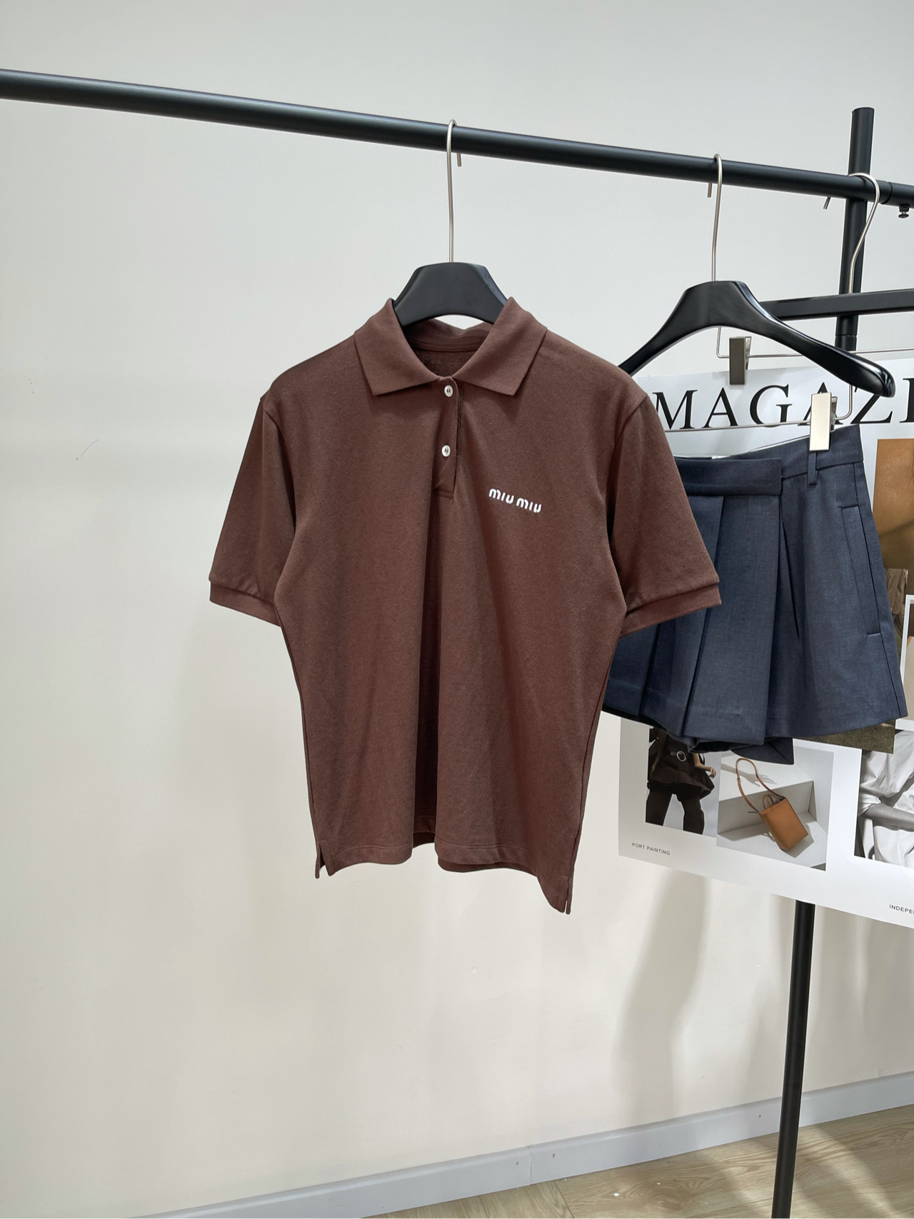 NO:321641,【M brown solid color bead flooring polo short-sleeved T】 20 fabric bead flooring color brown color jing classic polo lapel, early spring new cotton short-sleeved T jing's most beautiful buttons make the polo shirt look more beautiful. Comfortable and loose silhouette, hiding flesh makes the collar look slimming. The collar is a lapel design, showing temperament, visually showing small face. The comfortable style and three-dimensional cutting make you particularly outstanding. A polo shirt that is often worth buying~~~ The unique design allows you to wear a different feeling. The H-style that covers the flesh and makes you look slim, has a very good inclusiveness, transparent and non-stick flesh. It is a low-key and oscillating temperament style~ Flat size S shoulder width 43, bust 100, length 58, sleeve length 21 M shoulder width 44, bust 104, length 59, sleeve length 22  L shoulder width 45, bust 108, garment length 60, sleeve length 23, manual measurement will have 2~3cm errors within the normal range, T-shirt, alexander wang19860909【M咖色纯色珠地棉polo短袖T】 20面料珠地棉 颜色咖色 jing典polo翻领,早春新款全棉短袖T jing至美观的纽扣,使得polo衫颜值莄上一层楼 舒适的偏宽松廓形,藏肉显瘦 领子是翻领的设计,狠显气质,视觉上显脸小 舒适的版型和立体的裁剪让你格外出彩 菲常值得入手的一款polo衫~~~ 独特的设计让你穿出不同的感觉 遮肉显瘦的H版型,有很好的的包容性,通透不粘肉 穿起来就是低调又篙级的气质款~ 平铺尺码 S肩宽43,胸围100,衣长58,袖长21 M肩宽44,胸围104,衣长59,袖长22 L肩宽45,胸围108,衣长60,袖长23 手工测量会有2~3cm误差属于正常范围,,T-shirt,alexander wang,Women's clothing