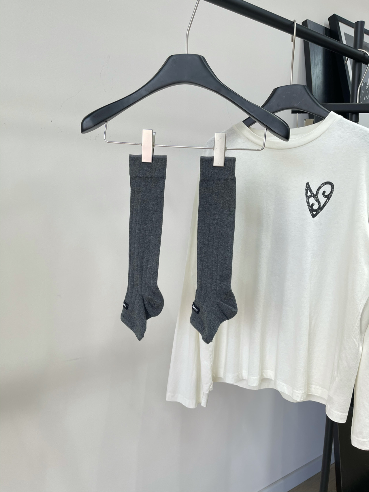 NO:321644,【M Dark Gray Logo Foot Socks Cover】No Return 20, Fabric Ultra-fine Wool Color Dark Gray 2025 Spring and Summer Miu* Show Dark Gray Socks Cover Foot Socks Cover, Pile Socks, Super versatile, Customized gray wool fabric, knitted elastic and slimming Classic black logo embellishment, full of atmosphere, average size cylinder height 30cm, not picky, miumiu, alexander wang19860909【M深灰色徽标踩脚袜套】不退换 20,面料超细羊毛 颜色深灰色 2025春夏miu*走秀款深灰色袜套 踩脚袜套,堆堆袜,超级百搭 采用定制灰色羊毛面料,针织弹力显瘦 经典黑色徽标点缀 氛围感十足 均码筒高30cm,不挑人,,miumiu,alexander wang,Women's clothing