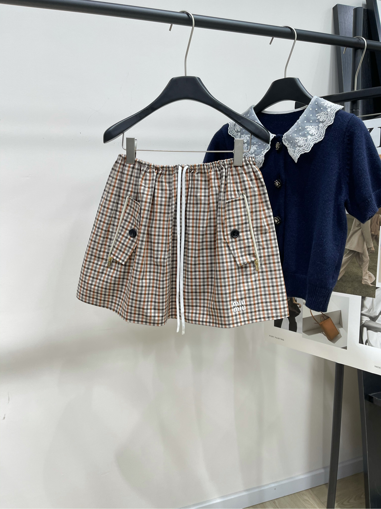 NO:322158,[M Xiaohong Plaid Double Pocket Casual Skirt], fabric cotton blended color woven fabric color picture plaid Miu Mi* 25Ss early spring new style college style drawstring mini skirt high-end production!  The coat hood is treated with contrasting colors, forming a collision contrast with the body plaid, adding a sense of styling, and embellishing the letter logo on the chest, showing the brand tone, presenting the style of the Miao Series' exclusive well-behaved college style, original auxiliary materials development, matching with jackets in the same series, logo details echo up and down, drawstring elastic and random adjustment is more inclusive and slimming, and easily highlighting the proportional advantages, pure and full score for the complete set, and the workmanship is also very good, and the details are fully equipped. Flat size S waist circumference is 64 elastic, skirt length 39 M waist circumference is 68 elastic, skirt length 40 L waist circumference is 72 elastic, skirt length 41 manual measurement will have 2~3cm errors within the normal range, miumiu, skirt, skirt, jackets & coats, jackets & coats, hats, alexander wang19860909【M小红格双口袋休闲半裙】 ,面料棉混纺色织面料 颜色图片格纹 Miu Mi* 25Ss早春新款 学院风格纹抽绳迷你半身裙 高版出品！外套兜帽饰以撞色处理 与通体格纹形成碰撞对比 增添造型层次感 胸前字母徽标点缀装饰 彰显品牌调性 呈现缪系专属乖巧学院风格 原版面辅料开发 搭配同系列夹克 徽标细节上下呼应 抽绳松紧随意调节更包容显瘦 轻松突出比例优势 成套穿搭清纯满分 分开搭配也很 细节做工品质全面到位 平铺尺码 S腰围64弹力,裙长39 M腰围68弹力,裙长40 L腰围72弹力,裙长41 手工测量会有2~3cm误差属于正常范围,,miumiu,skirts,jackets & coats,jackets & coats,hats,alexander wang,Women's clothing