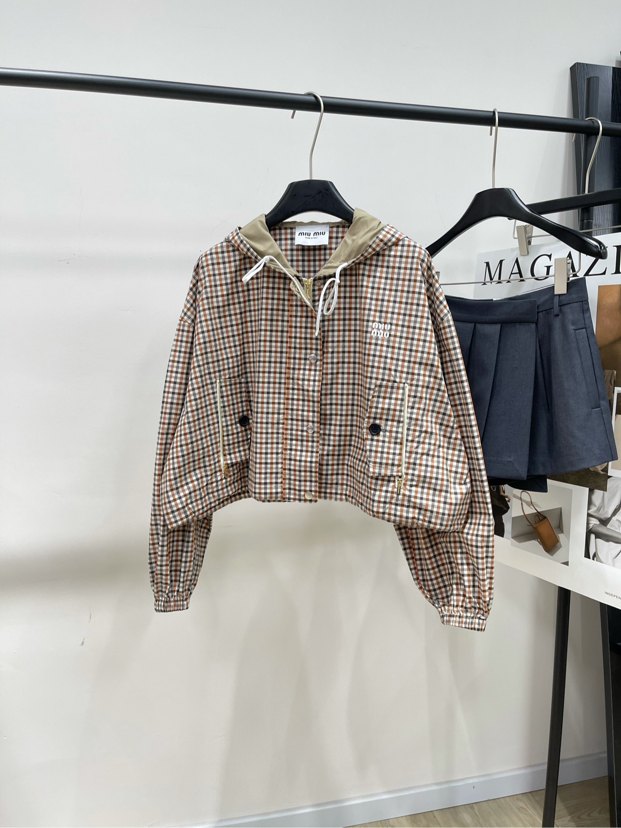 NO:322161,[M Xiaohong Plaid Double Pocket Hooded Jacket] 20 fabric cotton blended color woven fabric color picture plaid Miu Mi* 25Ss early spring new style college style hooded jacket   drawstring mini skirt suit丨 High-end production!  The coat hood is treated with contrasting colors, forming a collision contrast with the body plaid, adding layered styling, and the letters on the chest embellish the brand tone, presenting the style of the Miao Series's unique well-behaved college style. The original auxiliary materials are developed. Hooded jacket jackets are matched with the same series of skirts. The details of the logo echo up and down. The drawstring is elastic and adjustable more inclusively and slim. It is easy to highlight the proportional advantages. The set is pure and full. The separation is also very good. The details are fully equipped. Flat size S shoulder width 62, bust 150, length 49, sleeve length 55 M shoulder width 63, bust 154, length 51, sleeve length 56 L shoulder width 64, bust 158, length 53, sleeve length 57. There will be 2-3cm errors in manual measurements.,miumiu, skirts, jackets & coats, jackets &  coats, hats, alexander wang19860909【M小红格双口袋连帽外套】 20面料棉混纺色织面料 颜色图片格纹 Miu Mi* 25Ss早春新款 学院风格纹连帽外套 抽绳迷你半身裙套装丨 高版出品！外套兜帽饰以撞色处理 与通体格纹形成碰撞对比 增添造型层次感 胸前字母徽标点缀装饰 彰显品牌调性 呈现缪系专属乖巧学院风格 原版面辅料开发 连帽夹克外套搭配同系列半裙 徽标细节上下呼应 抽绳松紧随意调节更包容显瘦 轻松突出比例优势 成套穿搭清纯满分 分开搭配也很 细节做工品质全面到位 平铺尺码 S肩宽62,胸围150,衣长49,袖长55 M肩宽63,胸围154,衣长51,袖长56 L肩宽64,胸围158,衣长53,袖长57 手工测量会有2～3cm误差属于正常范围,,miumiu,skirts,jackets & coats,jackets & coats,hats,alexander wang,Women's clothing