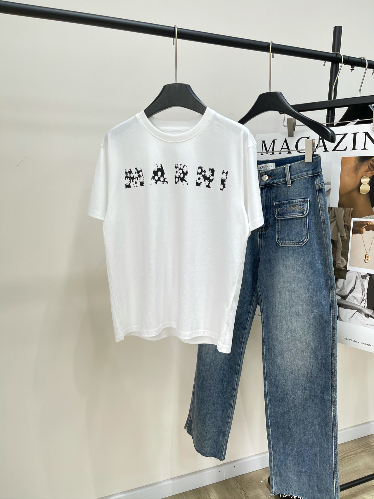 NO:325492,【mar small daisy letter printed short-sleeved T】, fabric is cotton, color white, Mar~ 25Ss spring and summer latest daisy printed letter short-sleeved T-shirt, soft and comfortable fabric, loose style, huge and slim upper body, can be worn with base, versatile and atmospheric and easy to wear, daily wear is too necessary, flat size S shoulder width 45, bust 102, 62, sleeve length 20 M shoulder width 46, bust 106, 63, sleeve length 21 L shoulder width 47, bust 110, 64, sleeve length 22 Manual measurement will have 2~3cm errors within the normal range, T-shirt,tees, t-shirt,alexander wang19860909【mar小雏菊字母印花短袖T】 ,面料全棉 颜色白色 Mar～ 25Ss春夏最新款雏菊印花字母短袖T恤 面料柔软舒适 宽松版型上身巨显瘦 可以打底穿是人手必备款 百搭大气又好穿 日常穿搭太需要了 平铺尺码 S肩宽45,胸围102,衣长62,袖长20 M肩宽46,胸围106,衣长63,袖长21 L肩宽47,胸围110,衣长64,袖长22 手工测量会有2~3cm误差属于正常范围,,T-shirt,tees，t-shirt,alexander wang,Women's clothing