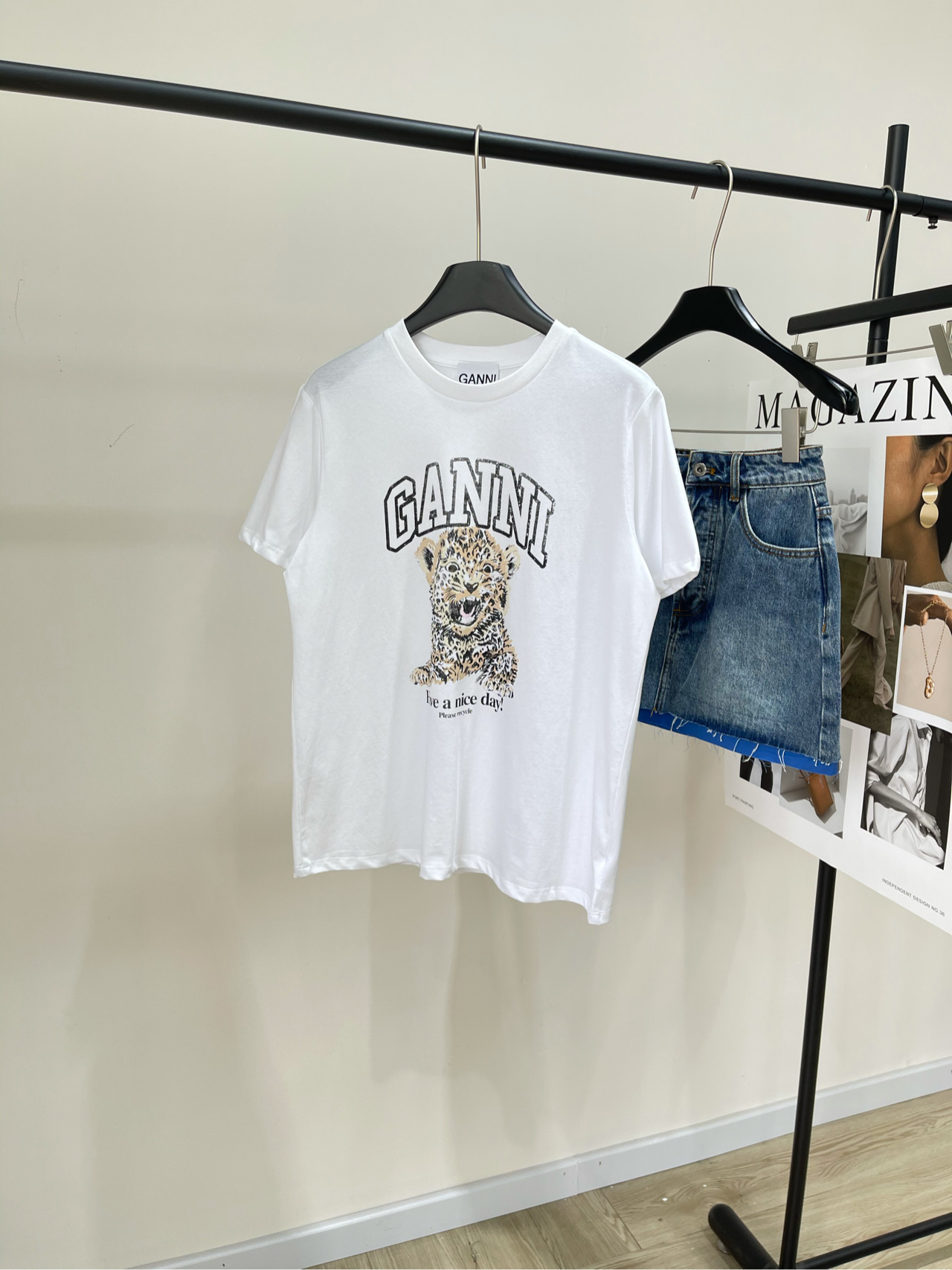 NO:325949,[GN White Leopard Letter Print T] 202 fabric, all cotton, color white, everyone's beloved Ganni is here again, 2025 spring and summer new style, small leopard printed short-sleeved T, super cute, retro rejuvenated, leopard print elements, digital printing pattern, lifelike, flat size S shoulder width 42, bust 102, 63, sleeve length 20 M shoulder width 43, bust 106, 65, sleeve length 21 L shoulder width 44, bust 110, 67, sleeve length 22 Manual measurement will have 2~3cm errors within the normal range, T-shirt, alexander wang19860909【GN白色花豹字母印花T】 202面料全棉 颜色白色 大家挚爱的Ganni又来了 2025春夏新款 奶凶的小花豹印花短袖T 超级可爱 复古回潮,豹纹元素 数码印花图案,栩栩如生 平铺尺码 S肩宽42,胸围102,衣长63,袖长20 M肩宽43,胸围106,衣长65,袖长21 L肩宽44,胸围110,衣长67,袖长22 手工测量会有2~3cm误差属于正常范围,,T-shirt,alexander wang,Women's clothing