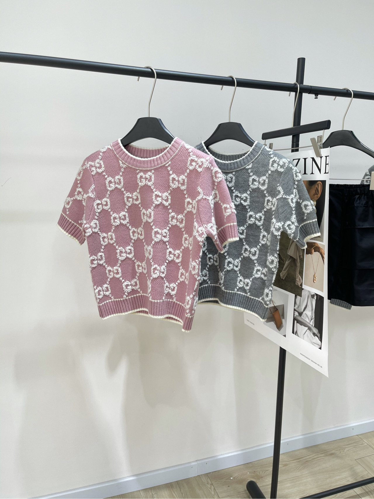 NO:325953,【Pink and gray GG towel embroidered knitted short sleeves】, fabric wool blend, color pink and gray Gucc* early spring new knitted round neck short sleeves Classic double Glogo jacquard design Thick textured knitted top Contrast color design, classic double G pattern Simple and fashionable and versatile textured knitted top Wool blended material soft and skin-friendly Flat size S shoulder width 34, bust 88 stretch, 49, sleeve length 22 M shoulder width 35, bust 92 stretch, 50, sleeve length 23 L shoulder width 36, bust 96 stretch, 51, sleeve length 24 Manual measurement will have 2~3cm errors within the normal range, gucci, T-shirt, alexander wang19860909【粉灰GG毛巾绣针织短袖】 ,面料羊毛混纺 颜色粉色、灰色 Gucc*早春新款针织圆领短袖 经典双Glogo提花设计  厚实有质感的一件针织上衣 撞色设计,经典双G图案 简约时尚又百搭 有质感的一件针织上衣 羊毛混纺材质面料柔软亲肤 平铺尺码 S肩宽34,胸围88弹力,衣长49,袖长22 M肩宽35,胸围92弹力,衣长50,袖长23 L肩宽36,胸围96弹力,衣长51,袖长24 手工测量会有2~3cm误差属于正常范围,,gucci,T-shirt,alexander wang,Women's clothing