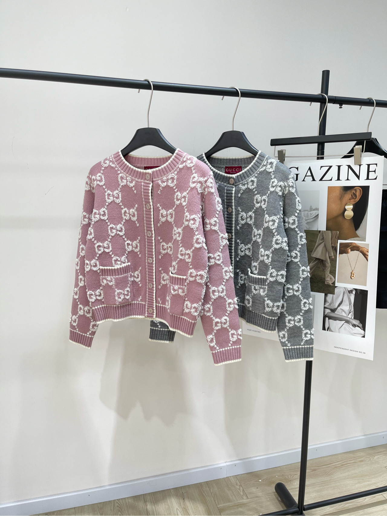 NO:325957,[Pink and gray GG towel embroidered single-breasted cardigan] 202503 fabric wool blend color pink and gray Gucc* early spring new knitted round neck long-sleeved cardigan classic double Glogo jacquard design Thick textured knitted jacket Contrast color design, classic double G pattern Simple and fashionable and versatile textured knitted top Wool blended material soft and skin-friendly Flat size S shoulder width 38, bust 94 stretch, 50 length, sleeve length 58 M shoulder width 39, bust 98 stretch, 52, sleeve length 59 L shoulder width 40, bust 102 stretch, 54, sleeve length 60 Manual measurement will have 2~3cm errors within the normal range, gucci, jackets & coats, alexander wang19860909【粉灰GG毛巾绣单排扣开衫】 202503面料羊毛混纺 颜色粉色、灰色 Gucc*早春新款针织圆领长袖开衫 经典双Glogo提花设计  厚实有质感的一件针织外套 撞色设计,经典双G图案 简约时尚又百搭 有质感的一件针织上衣 羊毛混纺材质面料柔软亲肤 平铺尺码 S肩宽38,胸围94弹力,衣长50,袖长58 M肩宽39,胸围98弹力,衣长52,袖长59 L肩宽40,胸围102弹力,衣长54,袖长60 手工测量会有2~3cm误差属于正常范围,,gucci,jackets & coats,alexander wang,Women's clothing