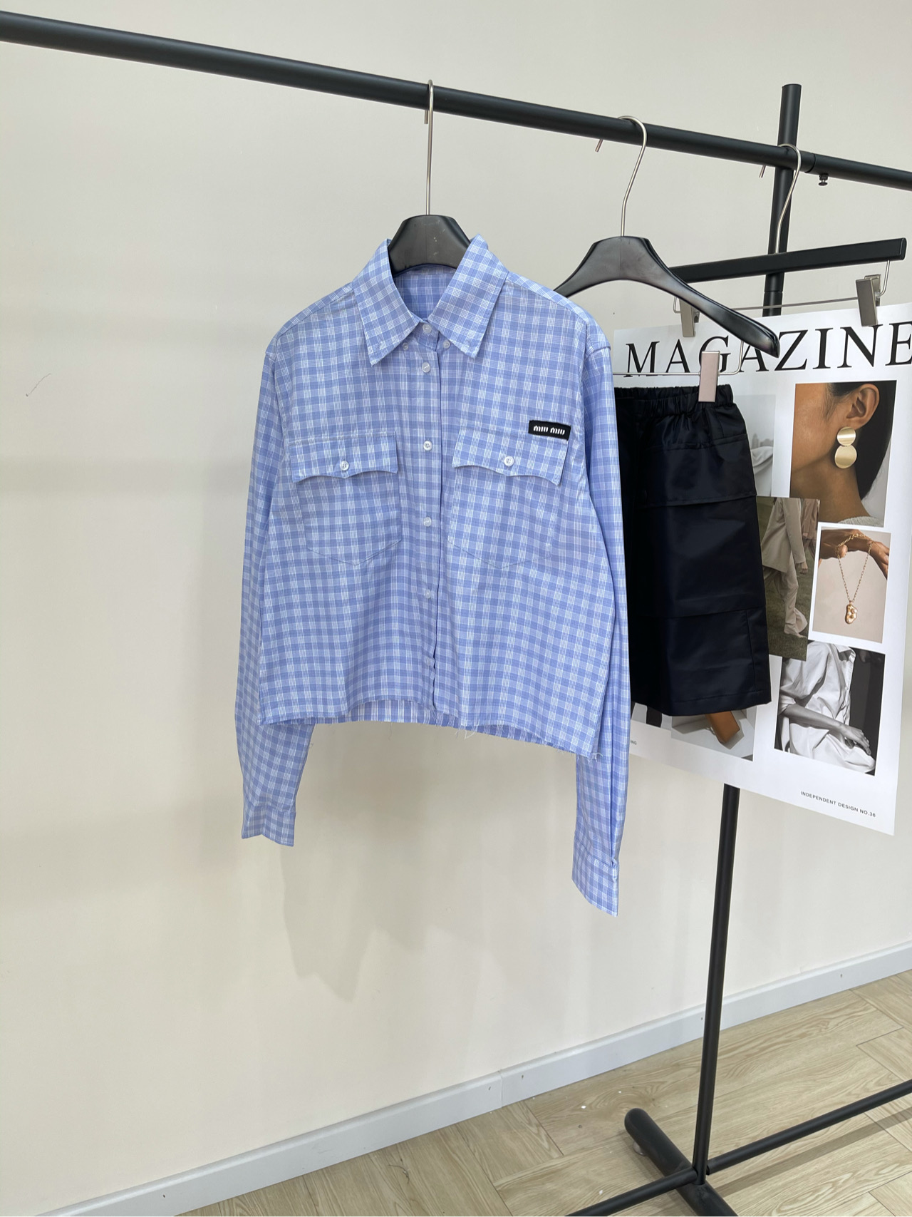 NO:317853,[M blue and white plaid logo double pocket long-sleeved shirt] All-cotton fabric, blue and white plaid color, immersive new, college style Mium*u, early autumn new style, sweet and salty temperament plaid shirt丨 High-end production!  Working double pocket burrs and short design, letter logo label, low-key and luxurious, pure and beautiful girl-reducing product!  The style is versatile and not picky!  Details of tailoring craftsmanship and workmanship quality. Flat size S shoulder width 44, bust 104, garment length 54, sleeve length 63 M shoulder width 45, bust 108, garment length 55, sleeve length 64 L shoulder width 46, bust 112, garment length 56, sleeve length 65 Manual measurement will have 2~3cm errors that fall within the normal range, miumiu,shirts,alexander wang19860909【M蓝白格徽标双口袋长袖衬衫】 面料全棉 颜色蓝白格纹 沉浸式上新 学院风Mium*u 早秋新款 可甜可盐气质格纹衬衫丨 高版出品！ 工装双口袋毛边小短款设计 字母logo标签 低调奢华,清纯美少女减龄单品！ 版型百搭不挑人！ 剪裁工艺做工品质看细节 平铺尺码 S肩宽44,胸围104,衣长54,袖长63 M肩宽45,胸围108,衣长55,袖长64 L肩宽46,胸围112,衣长56,袖长65 手工测量会有2~3cm误差属于正常范围,,miumiu,shirts,alexander wang,Women's clothing