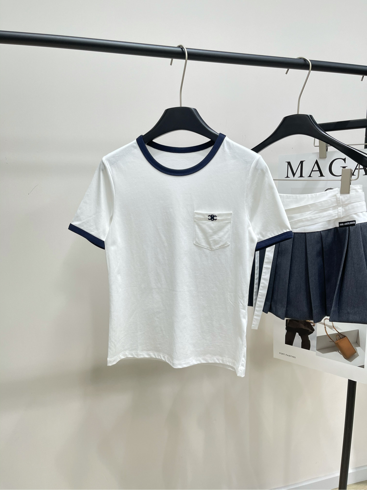 NO:325956,[ce simple contrasting side single pocket short-sleeved T] 202 fabric all cotton, color white celin* is really easy to wear, the fabric is very comfortable and has a very design sense, the navy blue logo is very eye-catching, simple and basic style is not picky, flat size S shoulder width 38, bust 86, 56, sleeve length 21 M shoulder width 39, bust 90, 57, sleeve length 22 L shoulder width 40, bust 94, 58, sleeve length 23 Manual measurement will have 2~3cm errors to call for normal range, celine, T-shirt, alexander wang19860909【ce简约撞色边单口袋短袖T】 202面料全棉 颜色白色 celin*真的很好穿 面料很舒适 又很有设计感 藏蓝色logo很吸睛 简约基础款不挑人 平铺尺码 S肩宽38,胸围86,衣长56,袖长21 M肩宽39,胸围90,衣长57,袖长22 L肩宽40,胸围94,衣长58,袖长23 手工测量会有2~3cm误差呼吁正常范围,,celine,T-shirt,alexander wang,Women's clothing