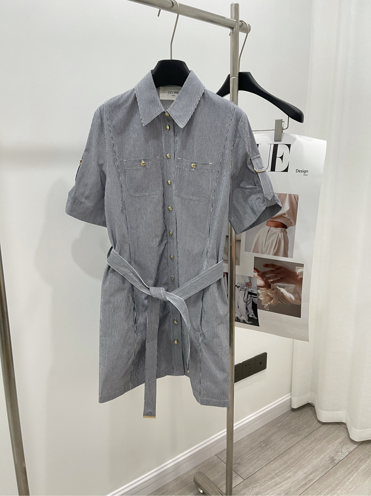 NO:317876,[CE vertical striped belt short-sleeved shirt skirt] Only a small amount, no repair after sold out Fabric cotton blend Color picture color CE belt lapel striped short-sleeved dress pinstripe contrast treatment cuff adjustment design Single row gold closure buckle decoration echoes chest pockets Brand tone Full of brand tone Waist-closing belt outlines waist shape The first choice for daily wear!  Flat size S shoulder width 42, bust 102, skirt length 88, sleeve length 33 M shoulder width 43, bust 106, skirt length 89, sleeve length 34 L shoulder width 44, bust 110, skirt length 90, sleeve length 35 Manual measurement will have 2 to 3cm errors within the normal range, skirt, shirts, T-shirt, alexander wang19860909【ce竖条纹腰带短袖衬衫裙】 只有少量,售完无补 面料棉混纺 颜色图片色 CE腰带翻领条纹短袖连衣裙 细条纹撞色处理 袖口调节设计 单排金色襟扣装饰 呼应胸前口袋 品牌调性十足 收腰腰带勾勒腰型 日常首选穿搭！ 平铺尺码 S肩宽42,胸围102,裙长88,袖长33 M肩宽43,胸围106,裙长89,袖长34 L肩宽44,胸围110,裙长90,袖长35 手工测量会有2～3cm误差属于正常范围,,skirts,shirts,T-shirt,alexander wang,Women's clothing