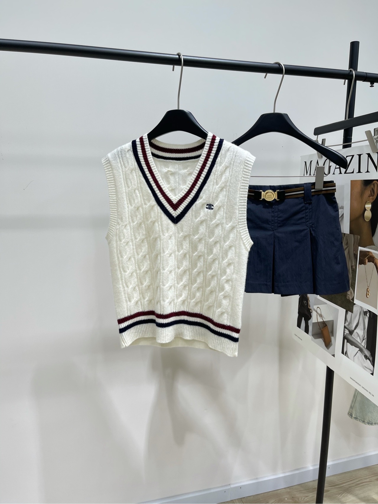 NO:326486,[CE Contrast colored edge twisted V-neck cashmere vest] Fabric cashmere blended color white ce*2025 early spring new style College style # can also be easily controlled Cashmere V-neck vest is an indispensable element of College style Contrast color V-neck neck logo design Paired with denim skirts in the same season You can easily control whether for commuting or casual. Flat size S shoulder width 39, bust 82 elastic, 53 M shoulder width 41, bust 86 elastic, 54 L shoulder width 43, bust 90 elastic, 55 Manual measurement will have 2~3cm errors within the normal range, skirts, alexander wang19860909【ce撞色边麻花V领羊绒马甲】 面料羊绒混纺 颜色白色 ce*2025早春新款 学院风#也能轻松拿捏 羊绒V领背心是学院风不可缺少的元素 撞色V领领标设计 搭配同季牛仔半裙 无论是通勤还是休闲都可轻松驾驭 平铺尺码 S肩宽39,胸围82弹力,衣长53 M肩宽41,胸围86弹力,衣长54 L肩宽43,胸围90弹力,衣长55 手工测量会有2~3cm误差属于正常范围,,skirts,alexander wang,Women's clothing